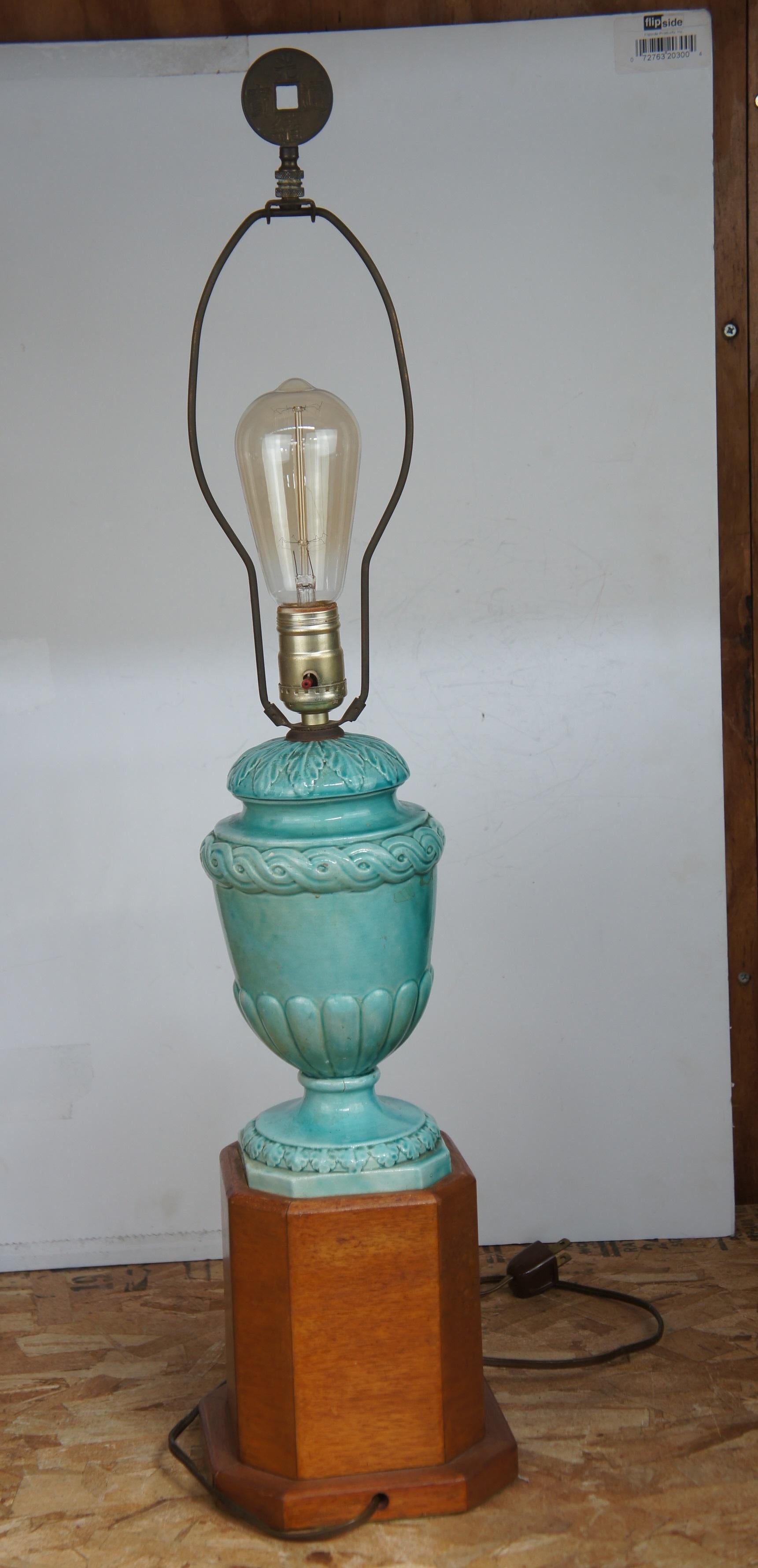 Vase Urne en porcelaine céladon chinoise du milieu du siècle Stand de lampe Chinoiserie Boho Chic Bon état - En vente à Dayton, OH