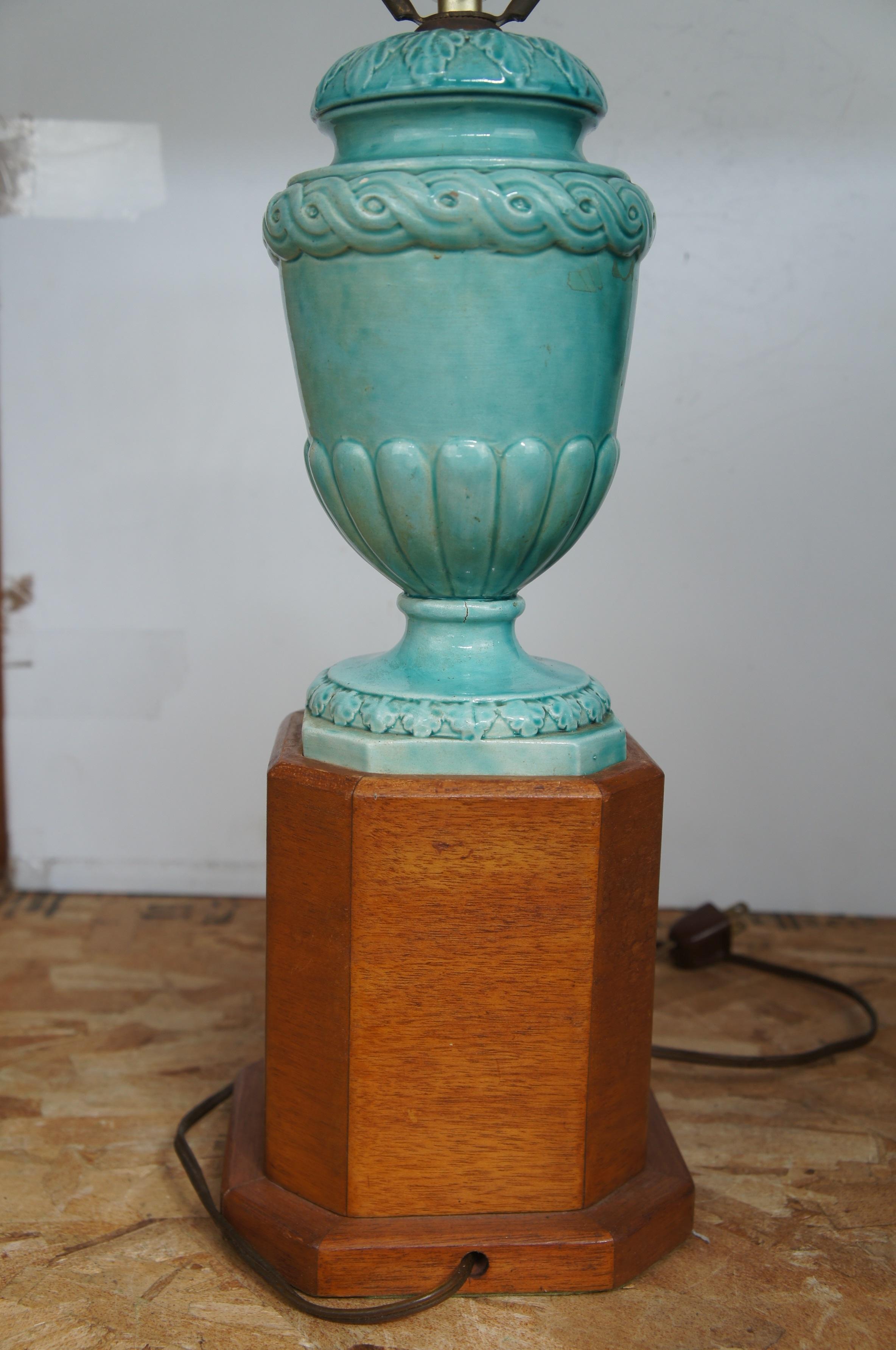 20ième siècle Vase Urne en porcelaine céladon chinoise du milieu du siècle Stand de lampe Chinoiserie Boho Chic en vente