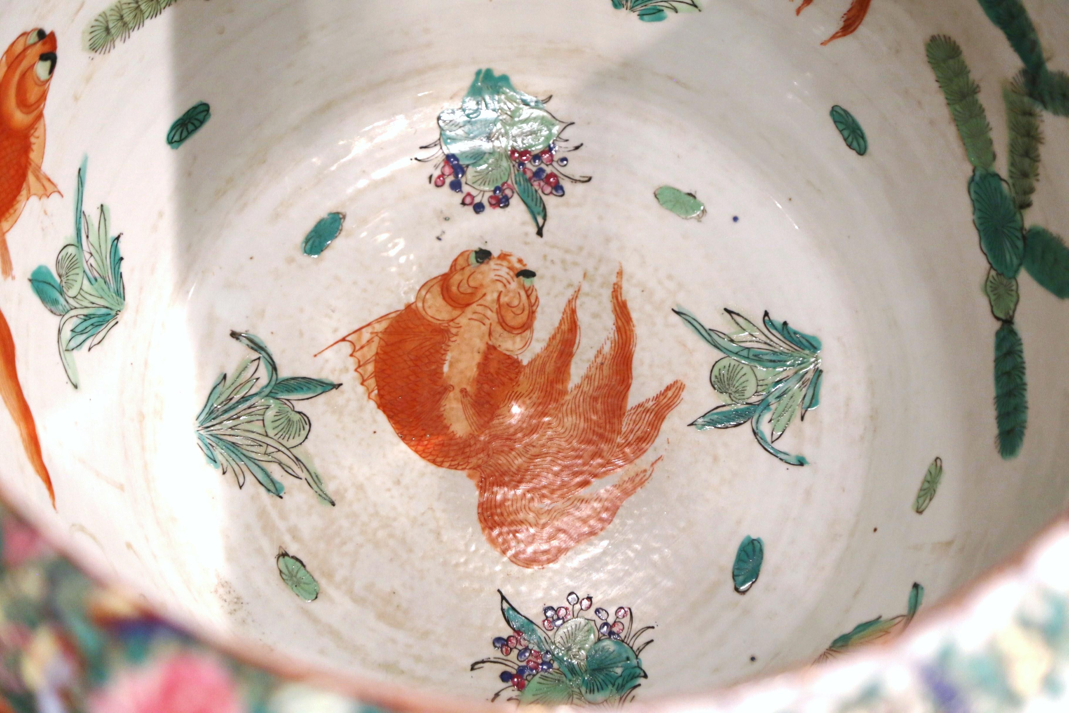 Pecera de porcelana china de mediados de siglo en forma de rosa familiar sobre soporte de madera 3
