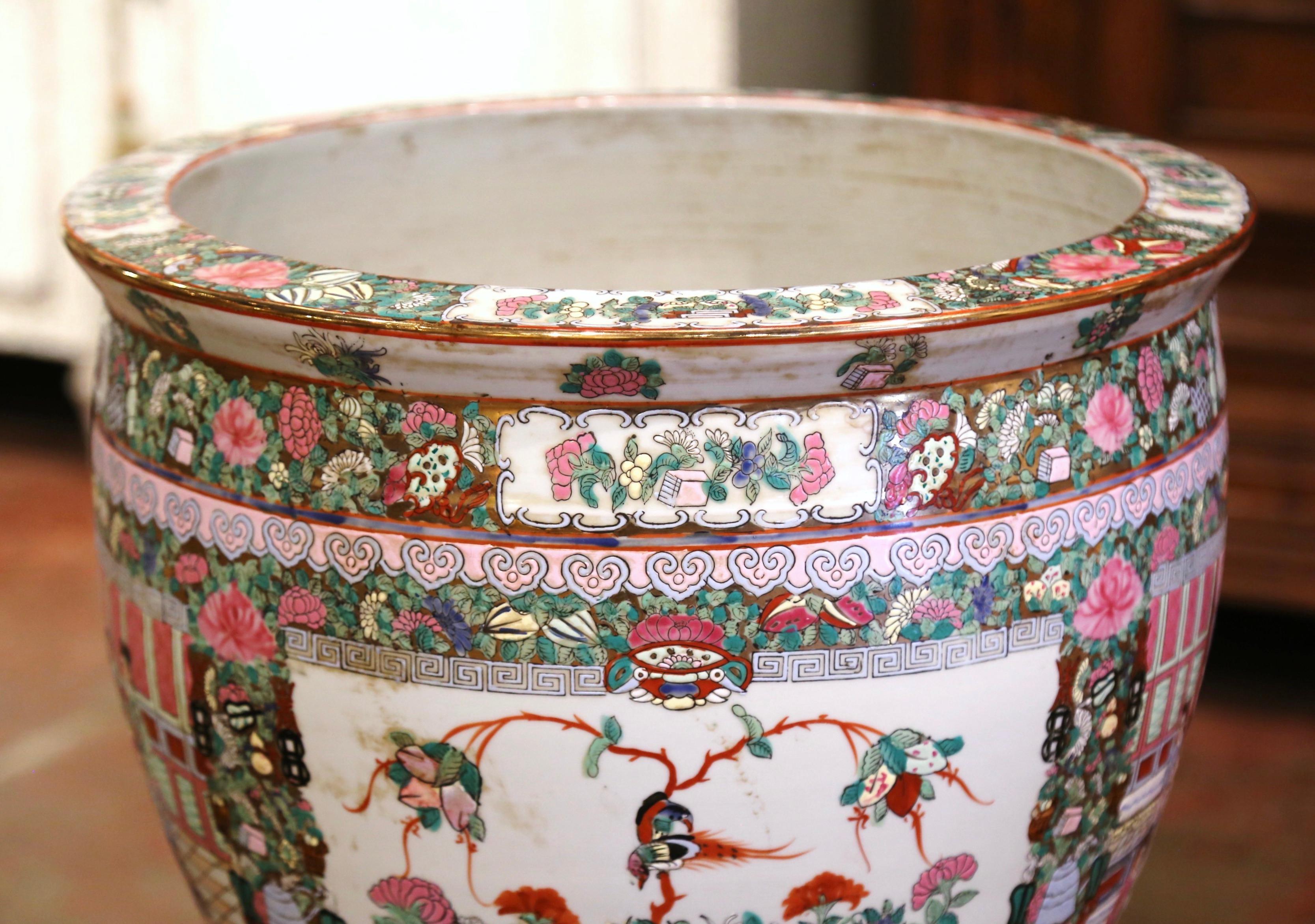 Pecera de porcelana china de mediados de siglo en forma de rosa familiar sobre soporte de madera Dorado