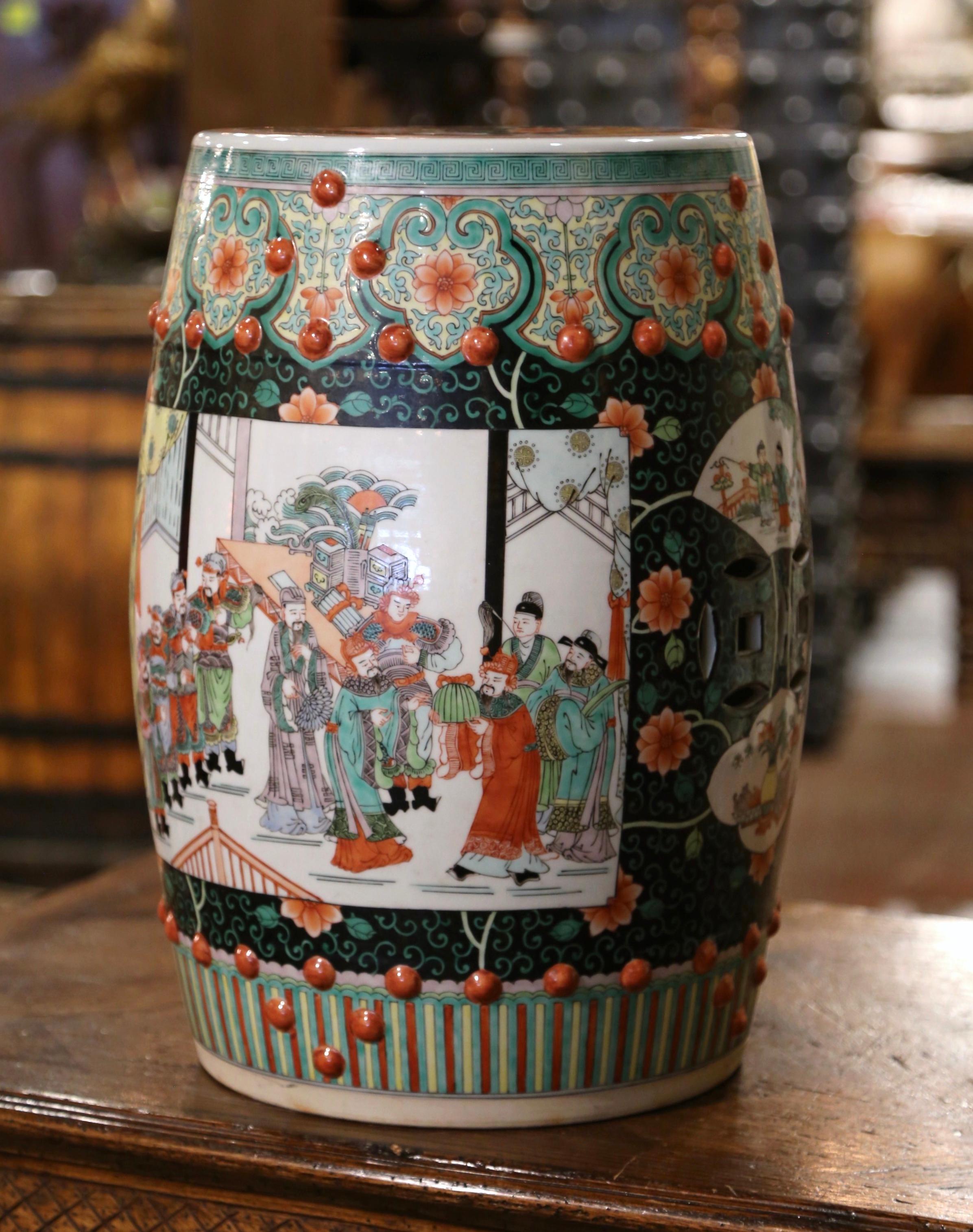 Chinois Tabouret de jardin en porcelaine chinoise du milieu du siècle dernier avec motifs figuratifs et floraux en vente