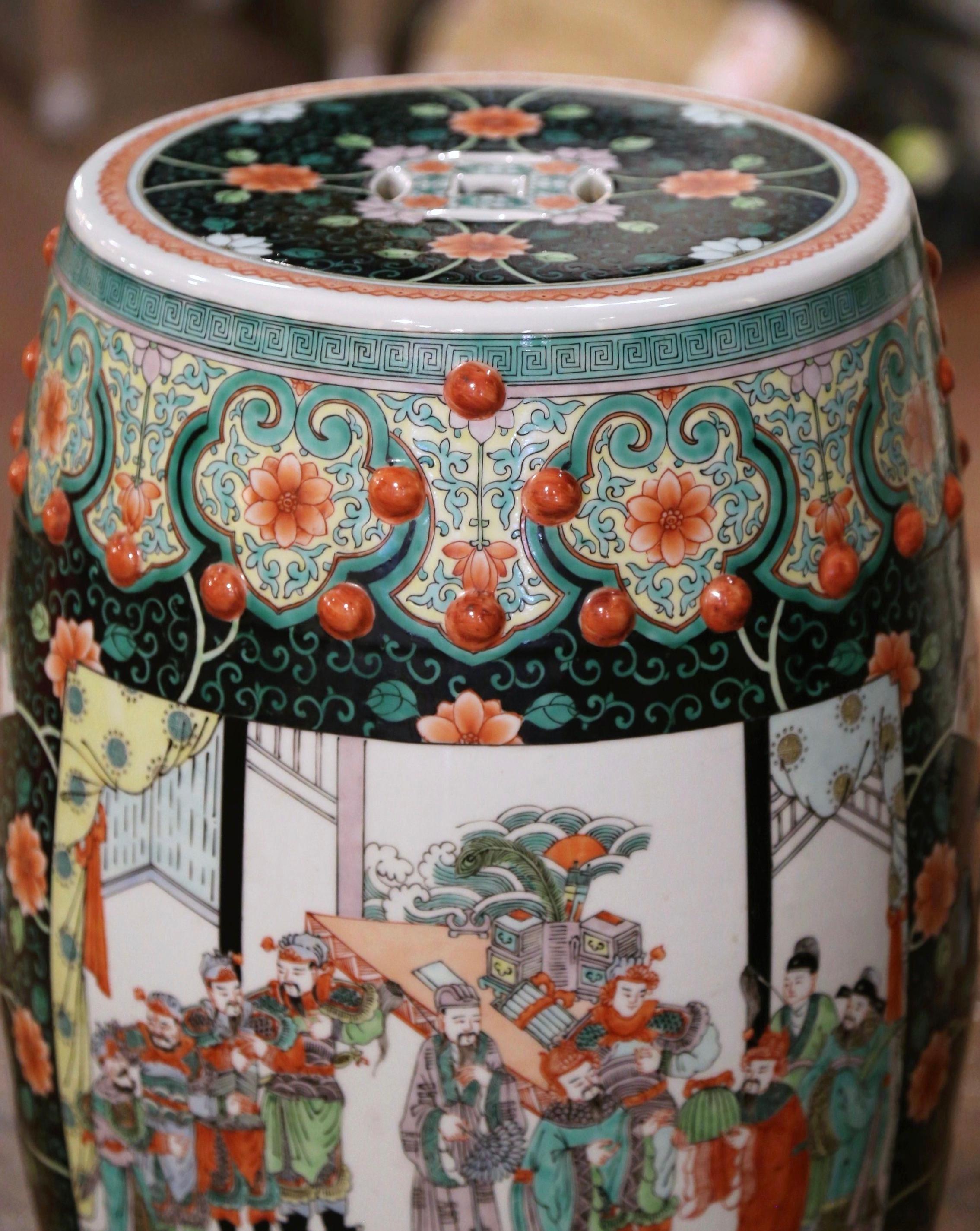 Peint à la main Tabouret de jardin en porcelaine chinoise du milieu du siècle dernier avec motifs figuratifs et floraux en vente