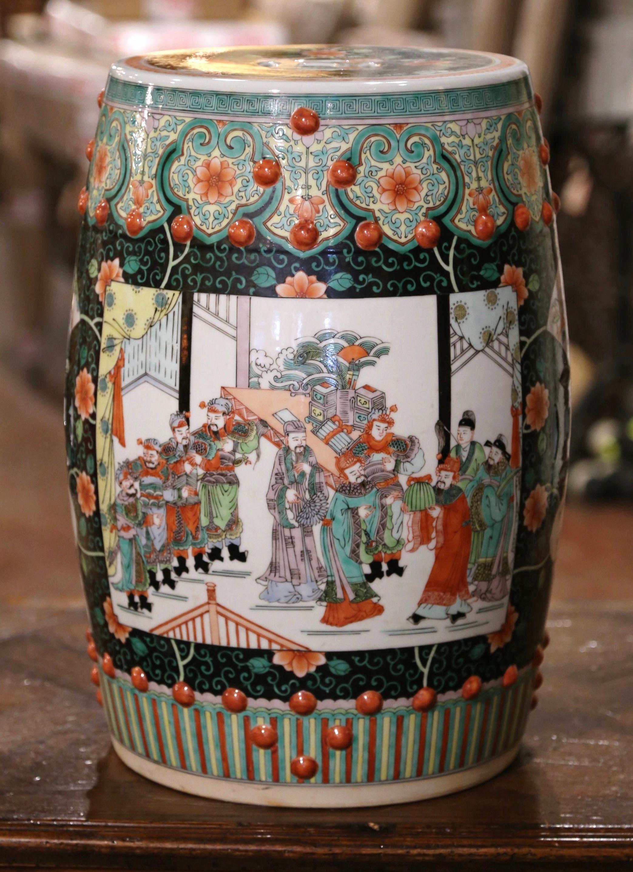 Tabouret de jardin en porcelaine chinoise du milieu du siècle dernier avec motifs figuratifs et floraux Excellent état - En vente à Dallas, TX