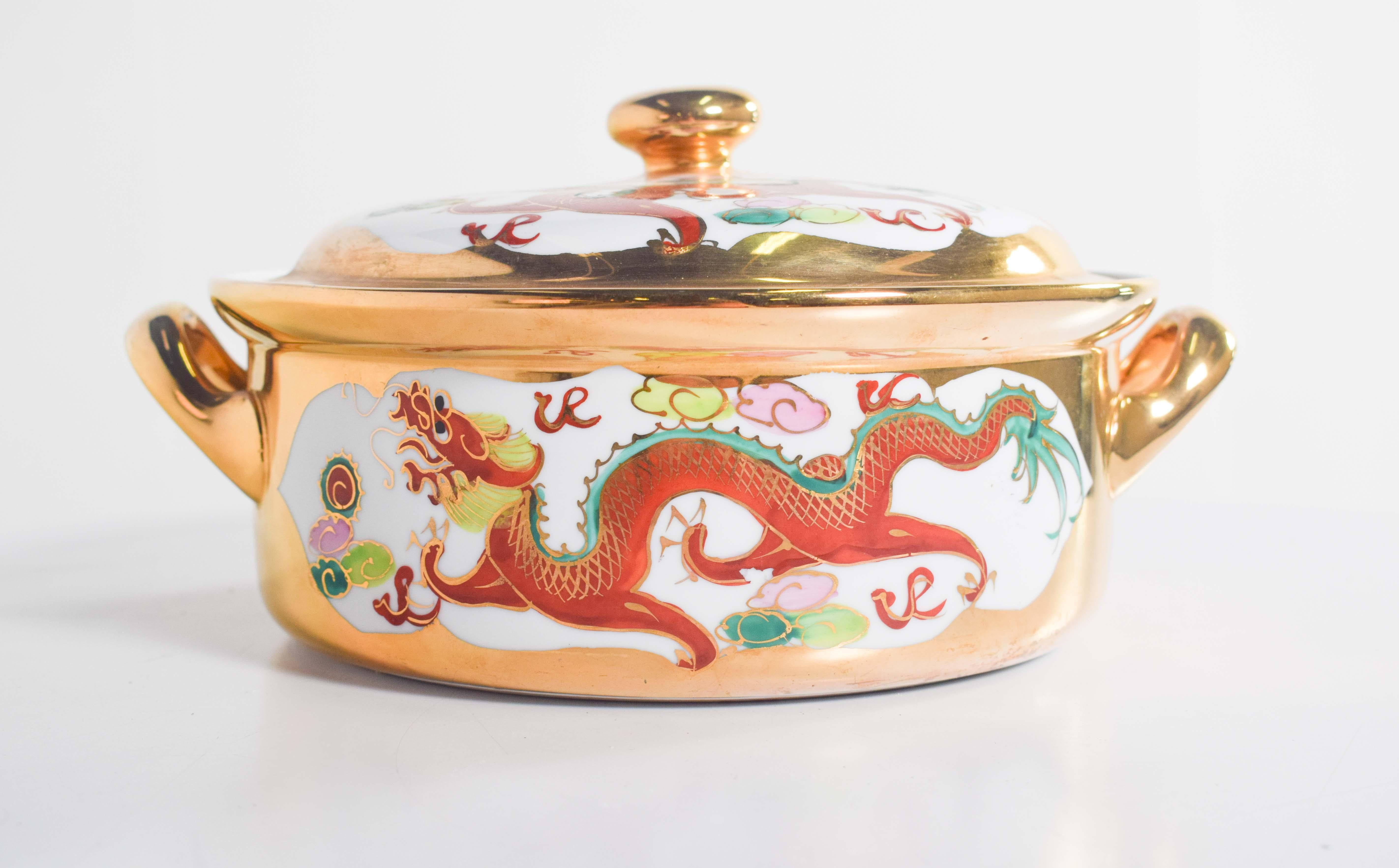 Pot en porcelaine chinoise du milieu du siècle avec deux poignées en vente 3