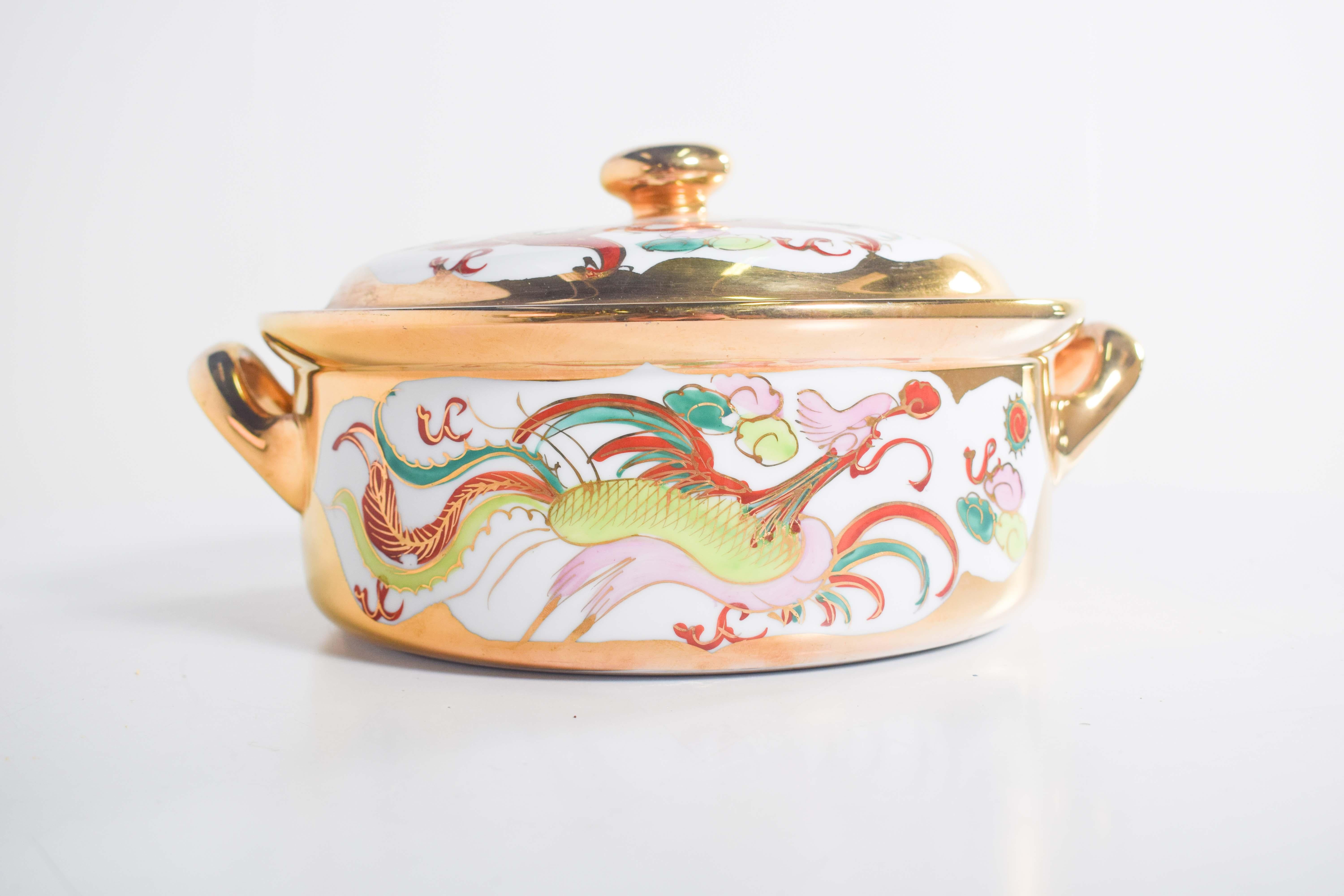 Chinois Pot en porcelaine chinoise du milieu du siècle avec deux poignées en vente