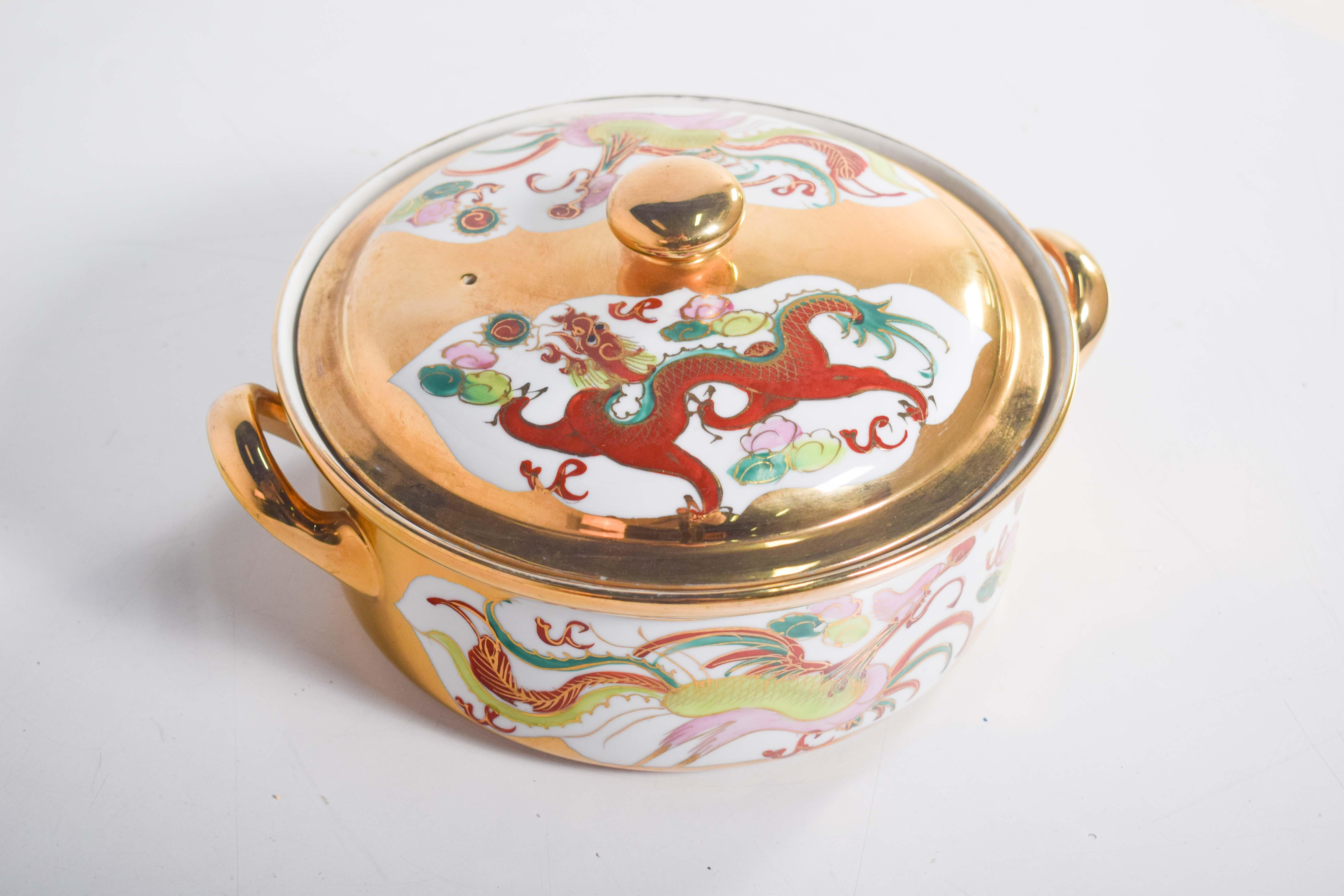 20ième siècle Pot en porcelaine chinoise du milieu du siècle avec deux poignées en vente