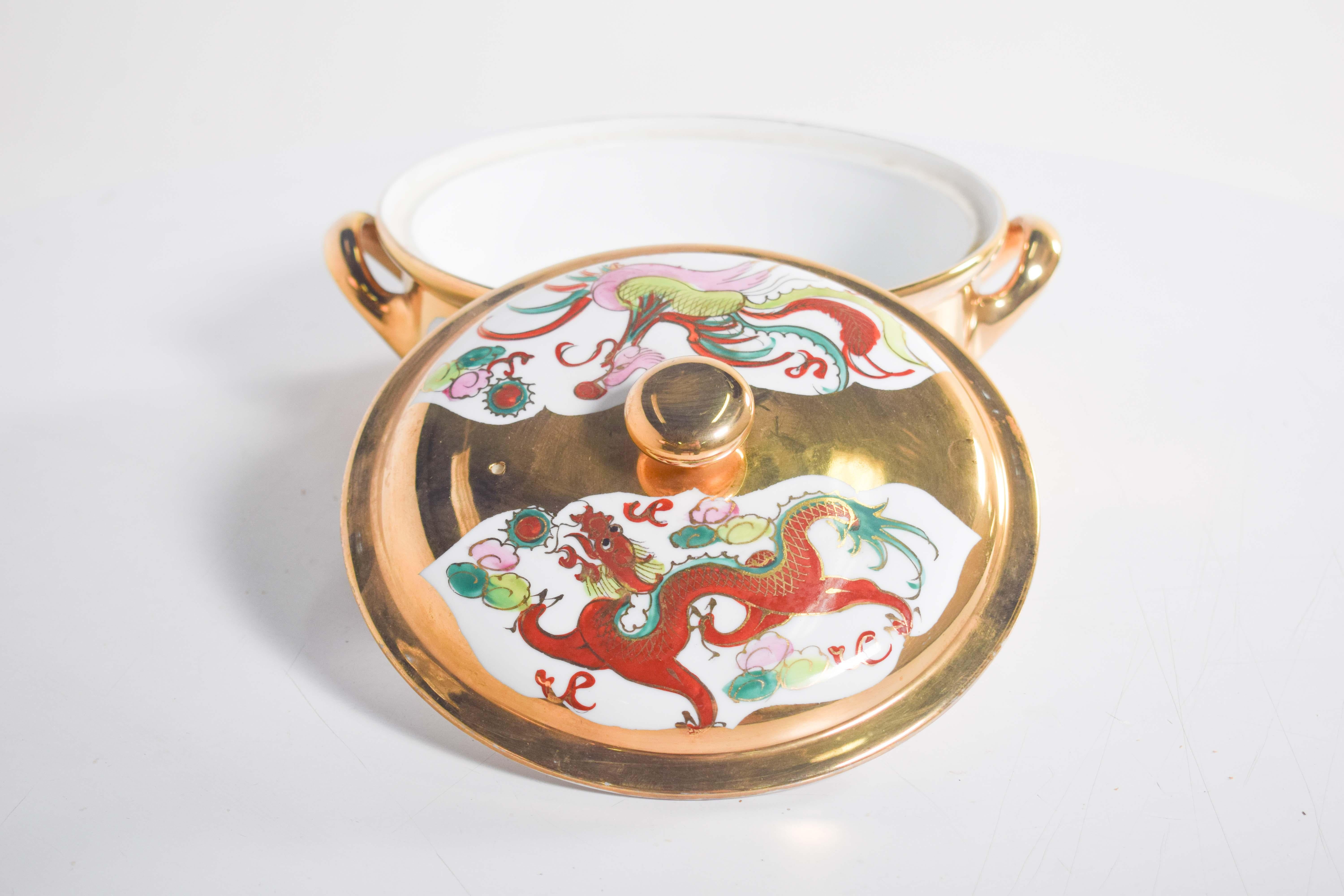 Porcelaine Pot en porcelaine chinoise du milieu du siècle avec deux poignées en vente