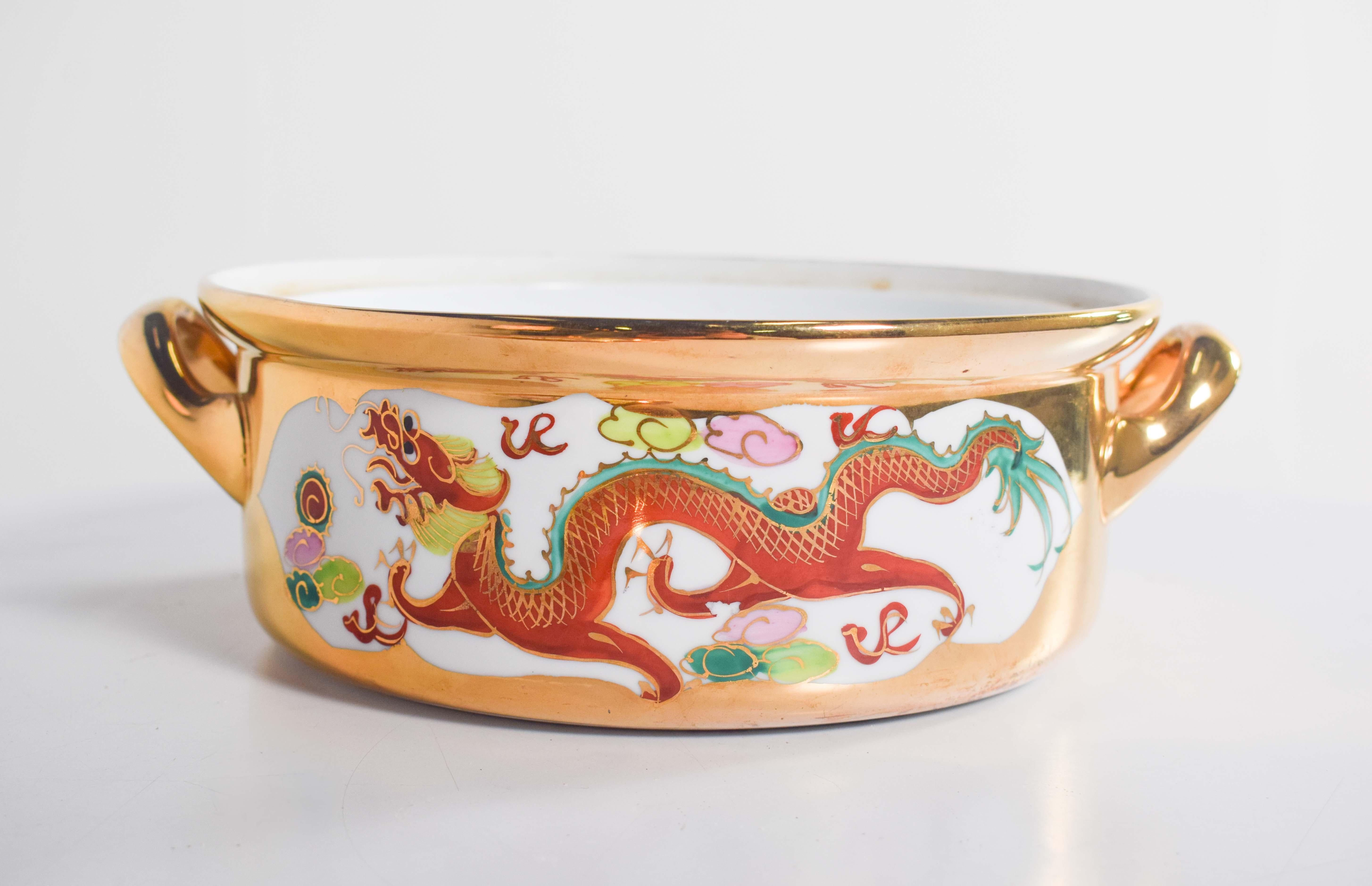 Pot en porcelaine chinoise du milieu du siècle avec deux poignées en vente 2