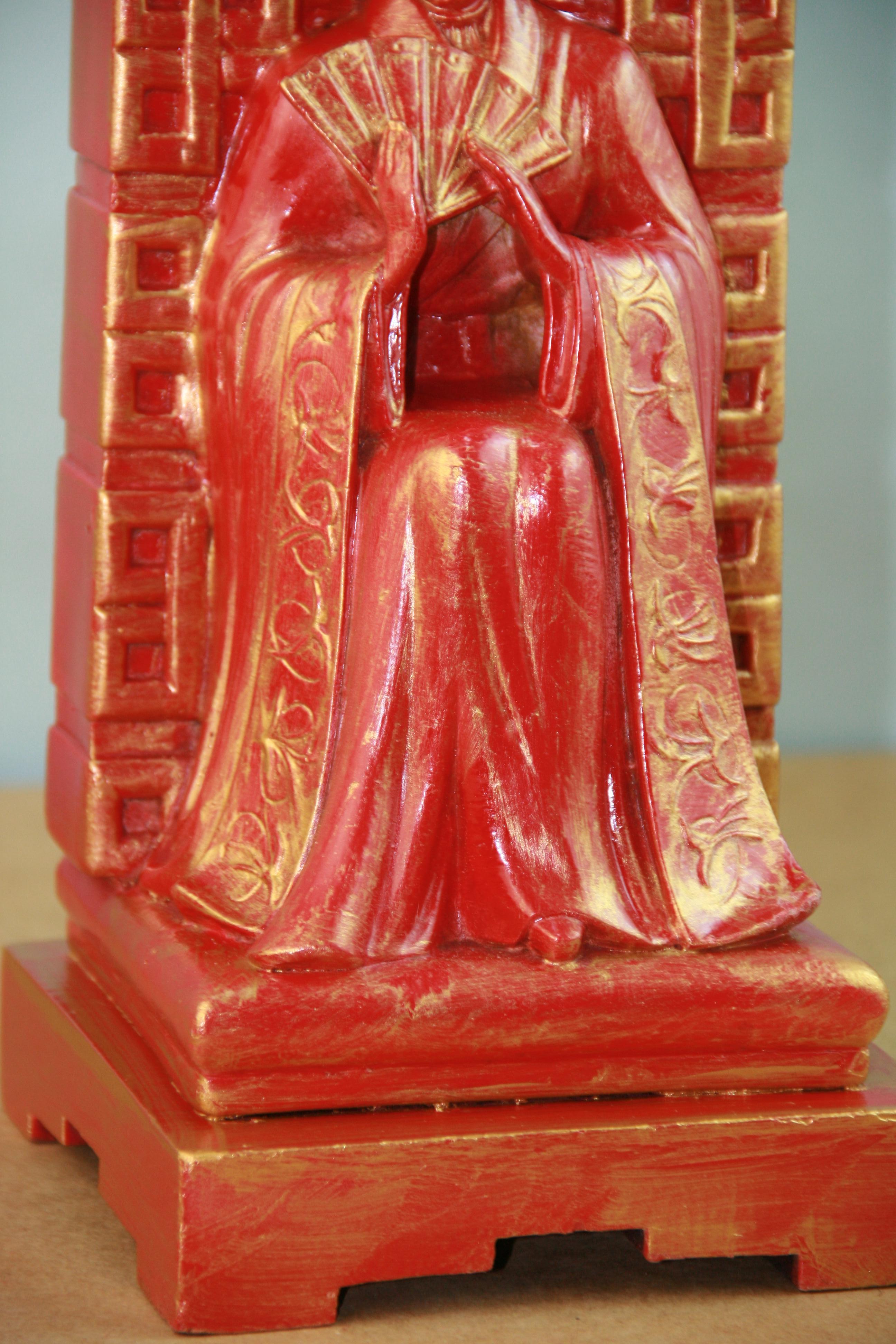 Lampe de table figurative chinoise du milieu du siècle, rouge et or en vente 6