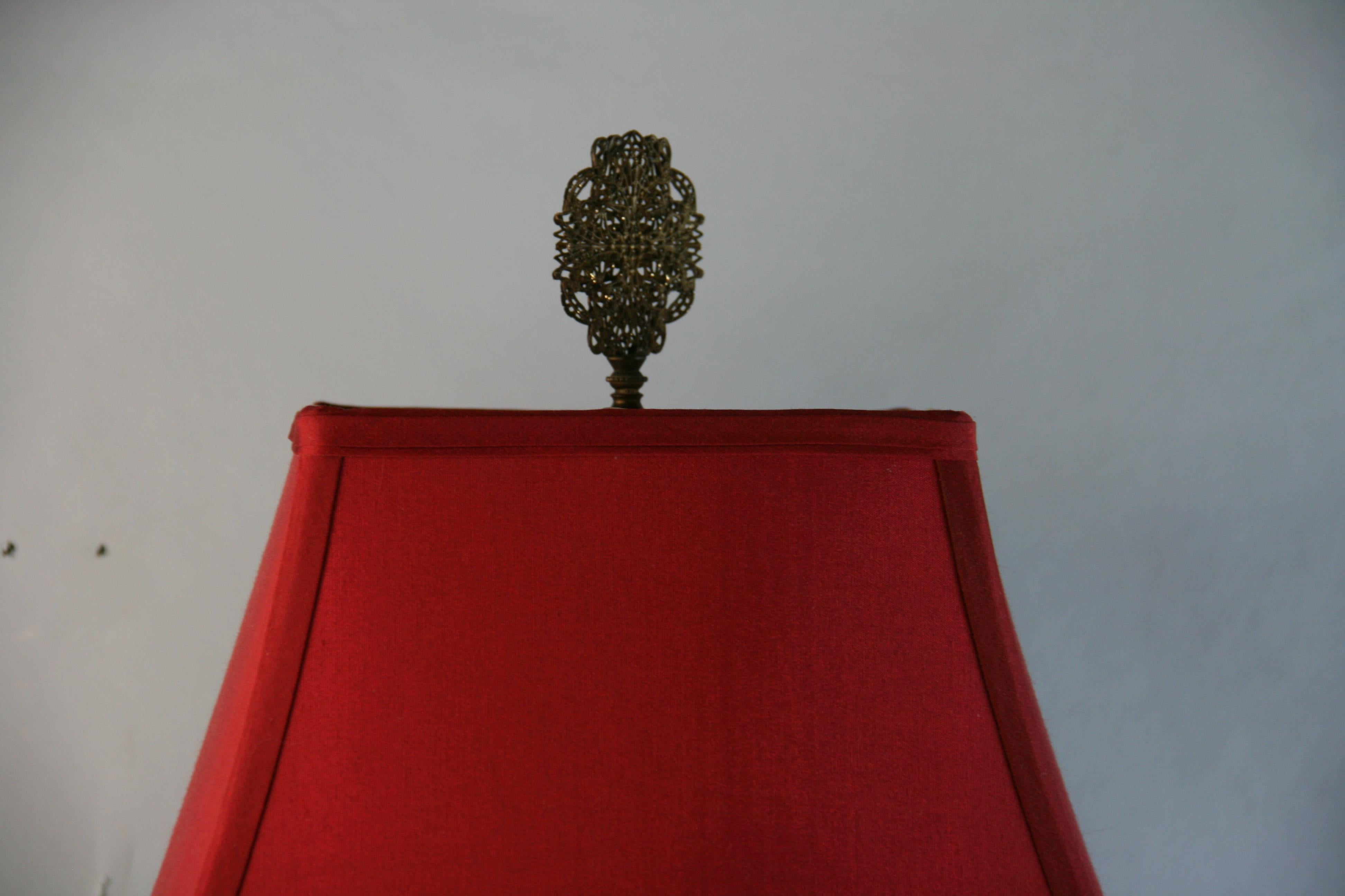 Lampe de table figurative chinoise du milieu du siècle, rouge et or en vente 7
