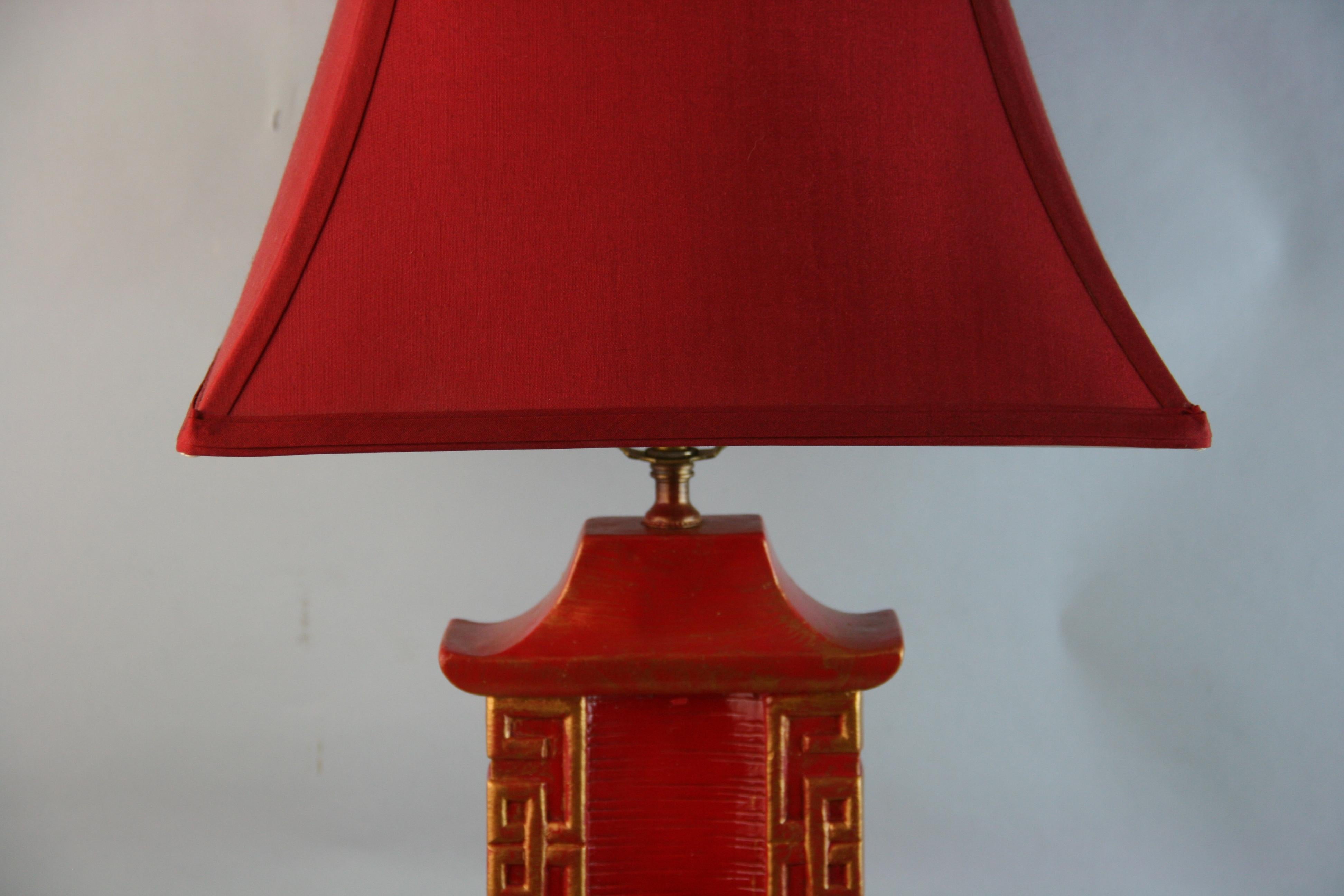 Lampe de table figurative chinoise du milieu du siècle, rouge et or en vente 8