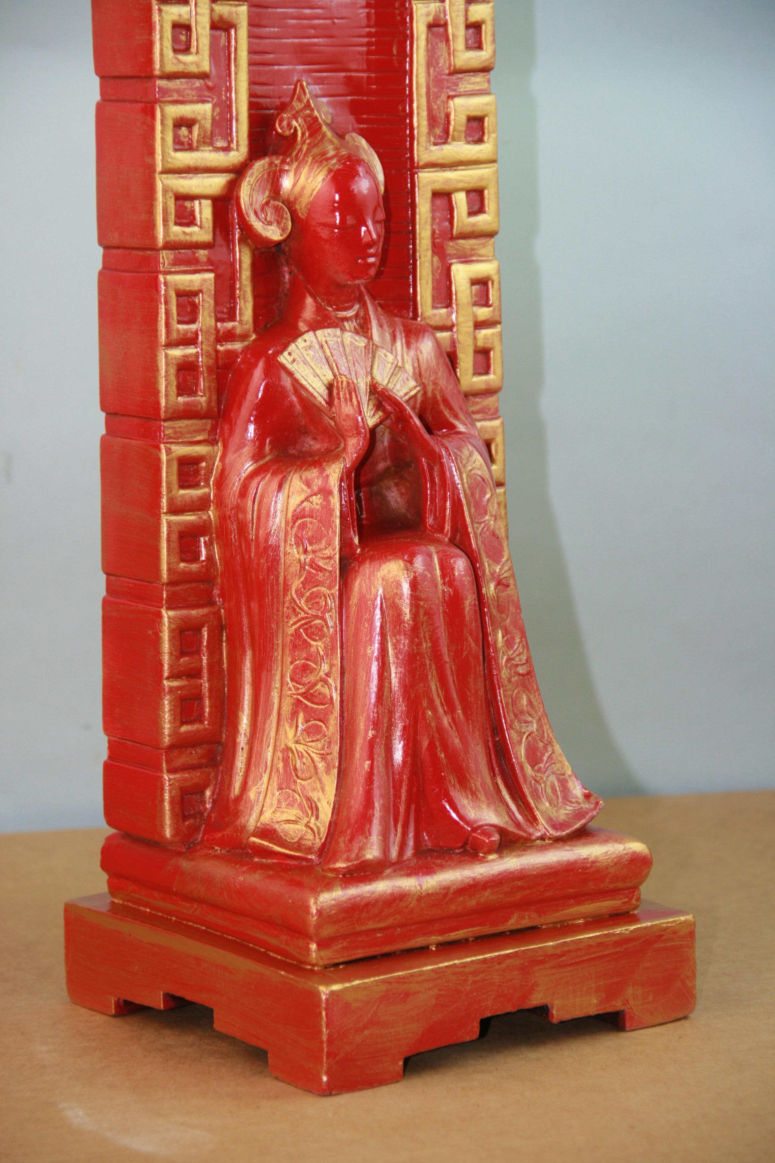 Chinesische rote und goldene figurale Mid-Century-Tischlampe (Gips) im Angebot