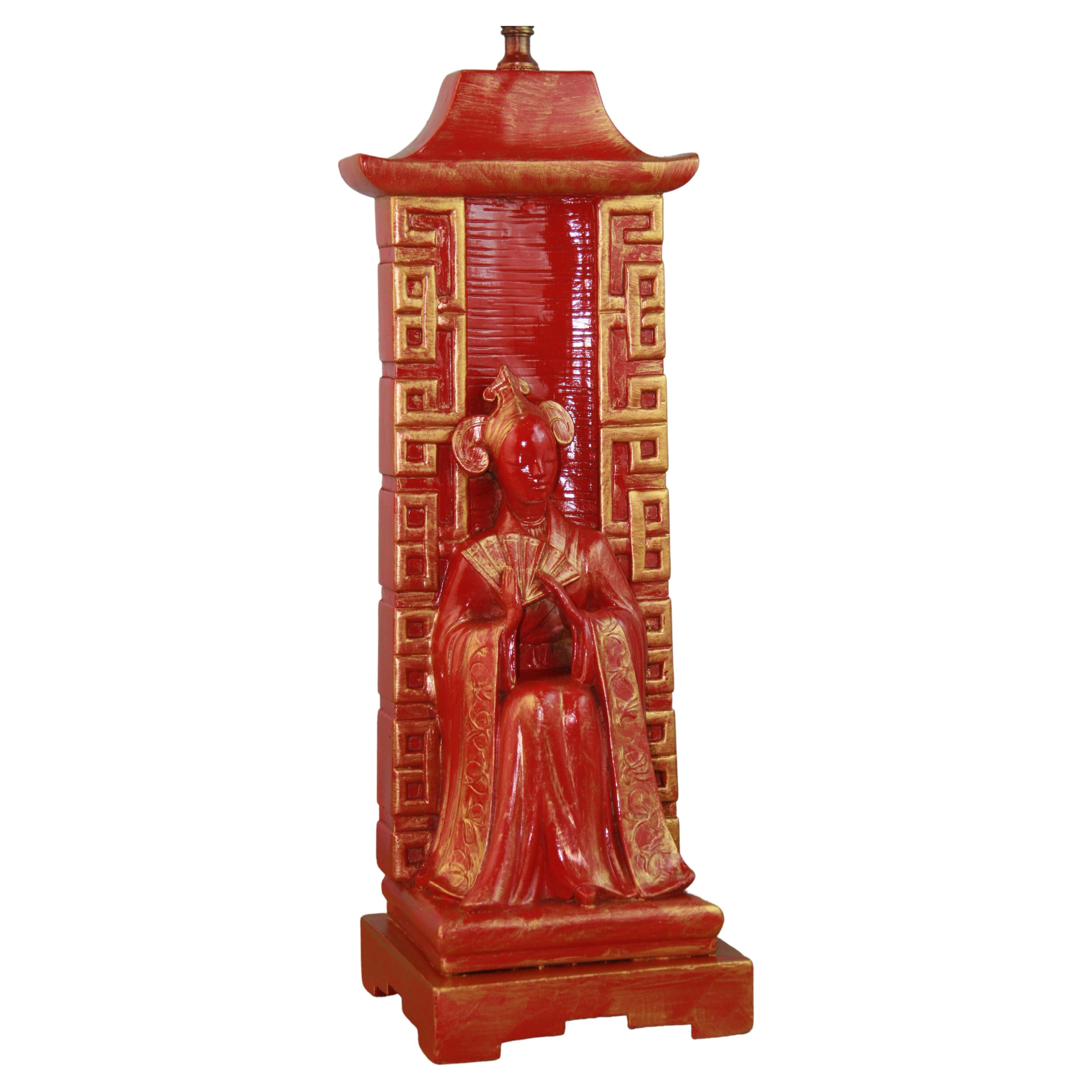 Lampe de table figurative chinoise du milieu du siècle, rouge et or Bon état - En vente à Douglas Manor, NY