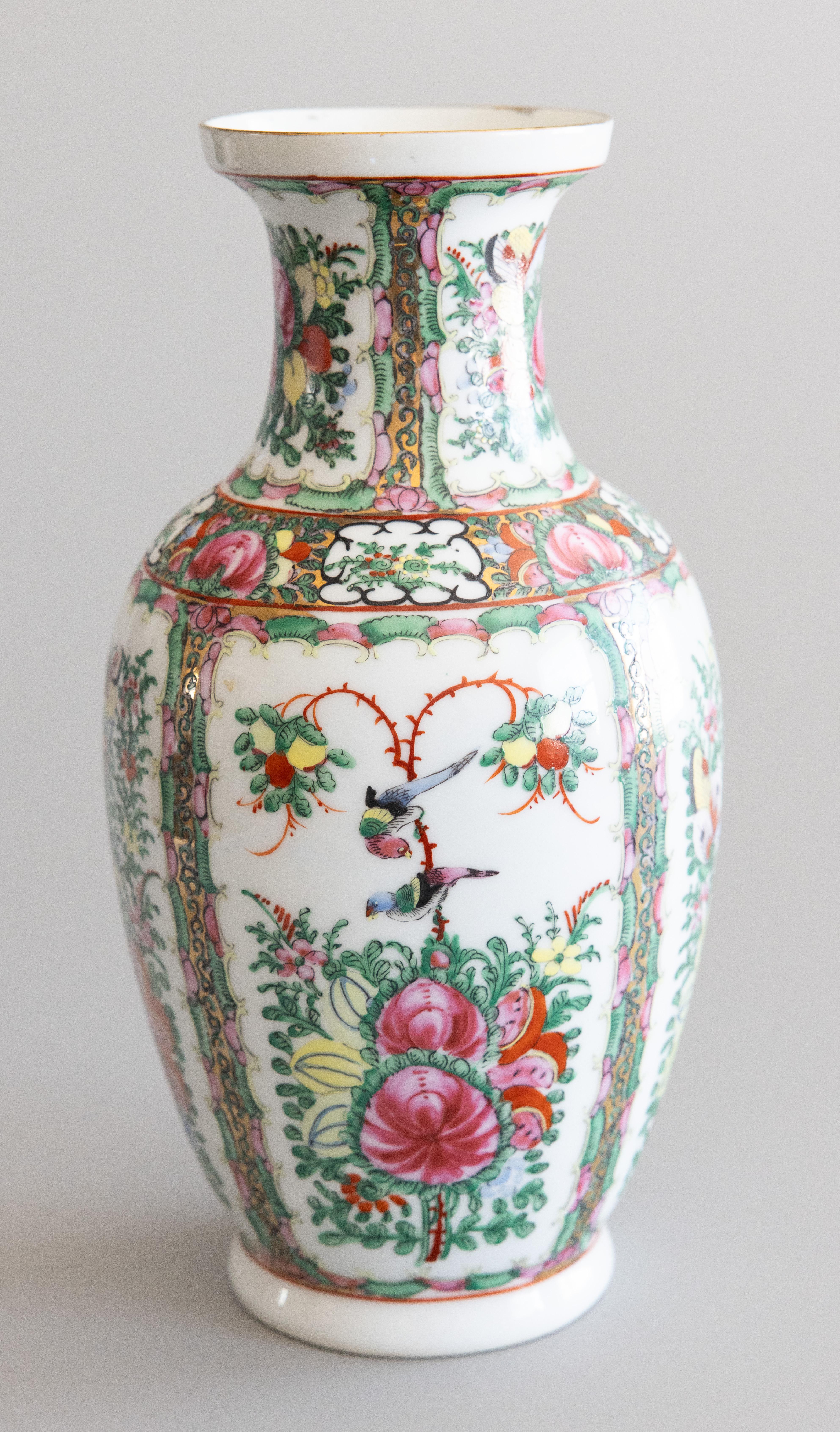 Uno straordinario vaso in porcellana a medaglioni rosa di esportazione cinese del Mid-Century di grandi dimensioni, circa 1950. Marchio del fabbricante sul retro. Questo delizioso vaso ha colori splendidi nel tradizionale design a medaglione di rose