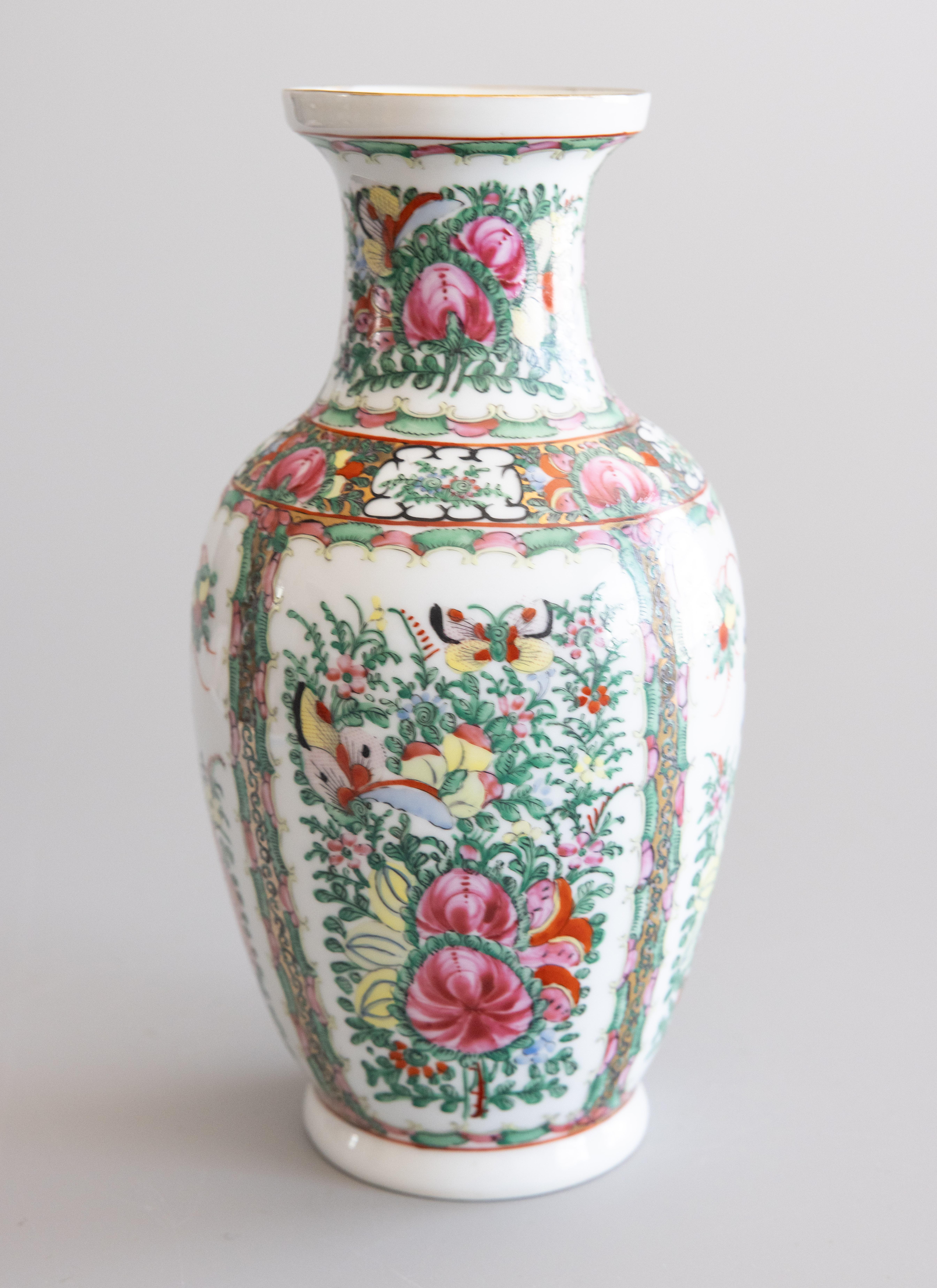 Esportazione cinese Vaso cinese di metà secolo in porcellana Famille Rose a medaglione in vendita