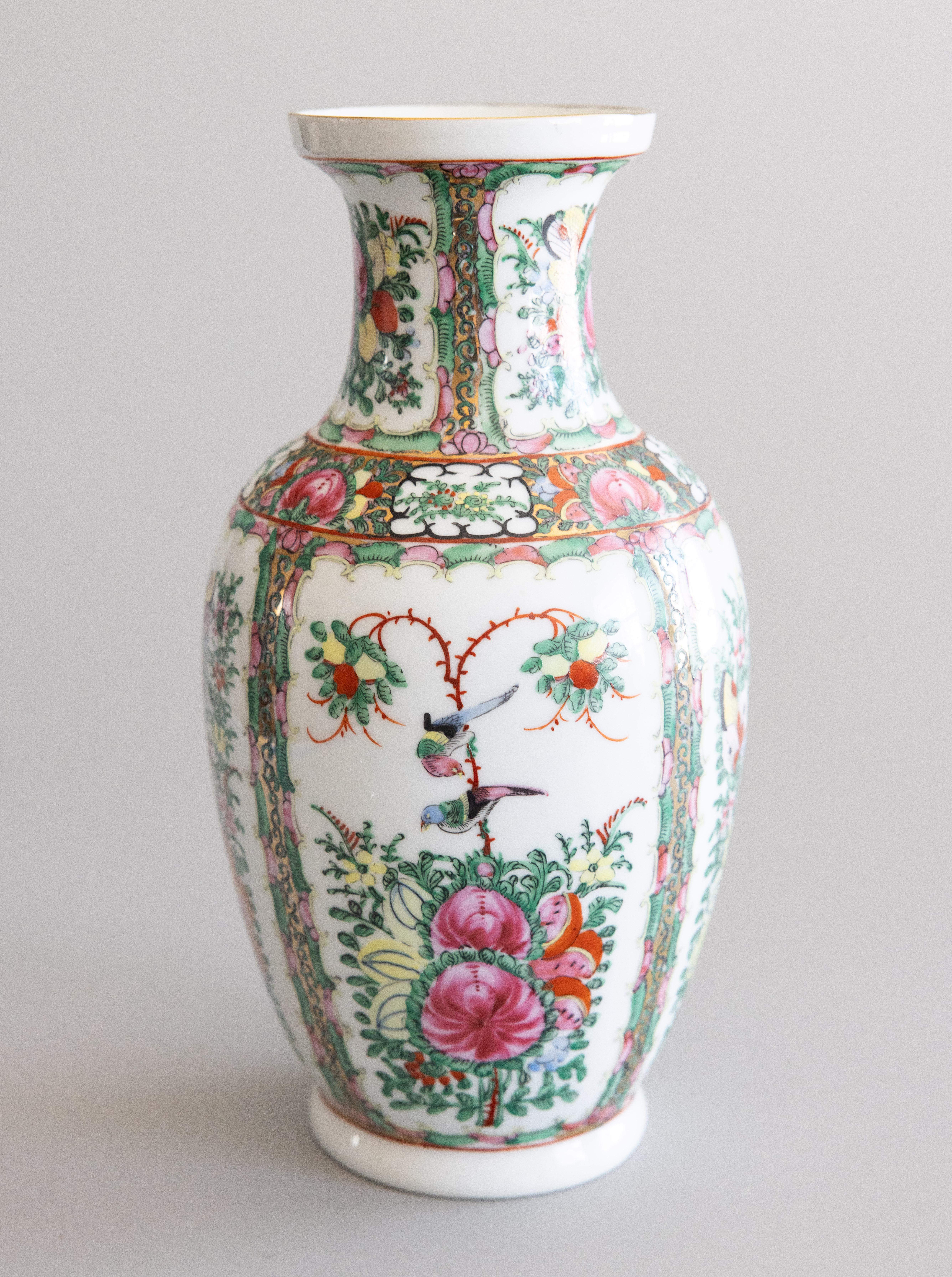 Cinese Vaso cinese di metà secolo in porcellana Famille Rose a medaglione in vendita