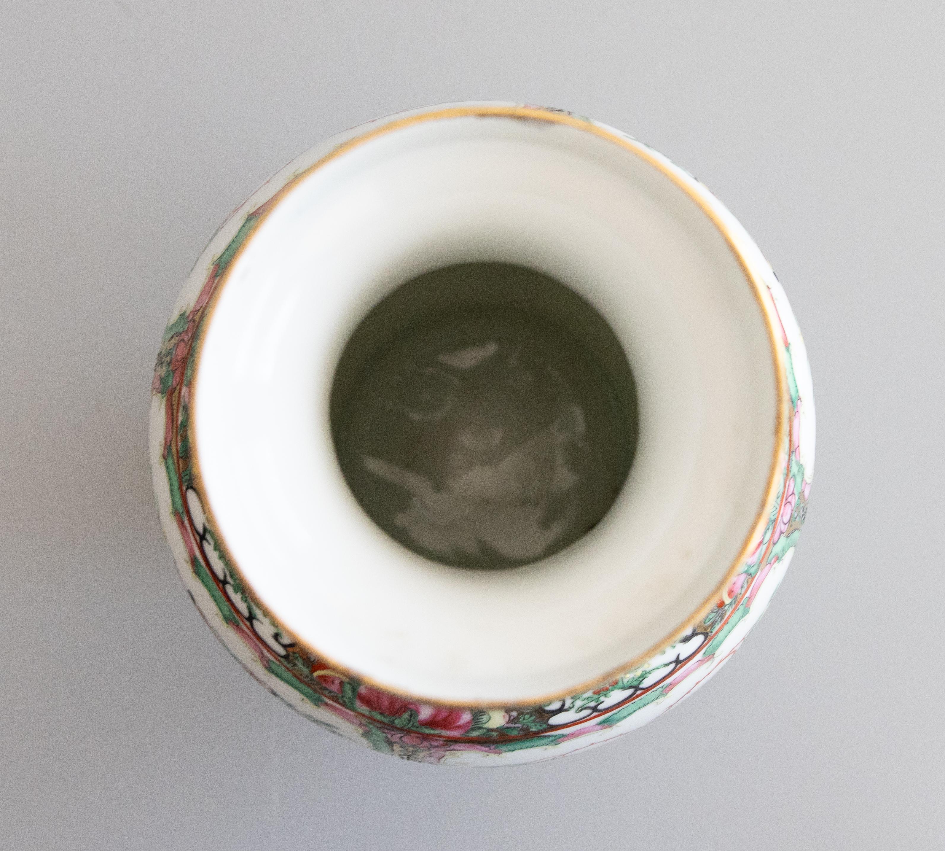 Dipinto a mano Vaso cinese di metà secolo in porcellana Famille Rose a medaglione in vendita