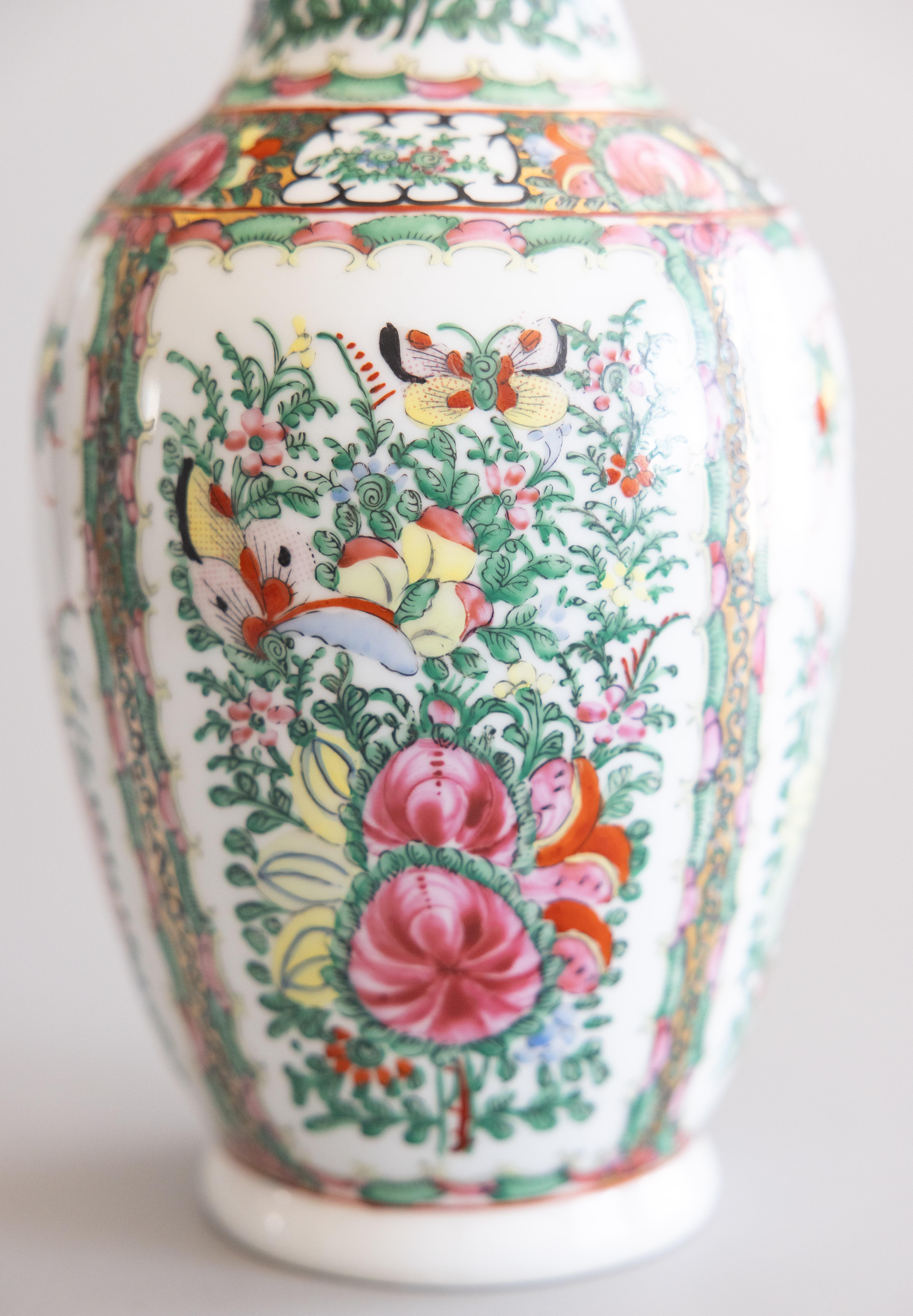 Vaso cinese di metà secolo in porcellana Famille Rose a medaglione In condizioni buone in vendita a Pearland, TX