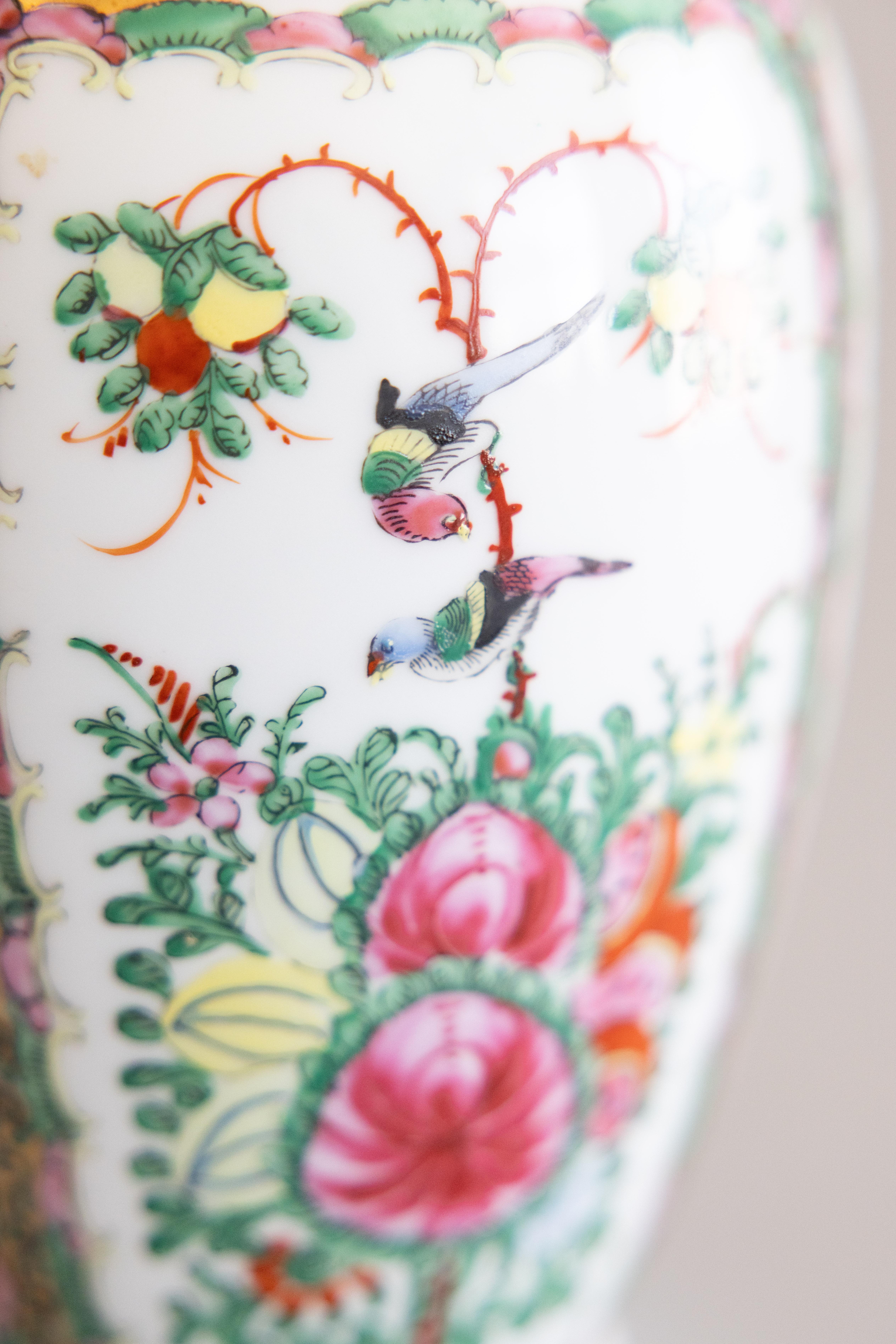 XX secolo Vaso cinese di metà secolo in porcellana Famille Rose a medaglione in vendita