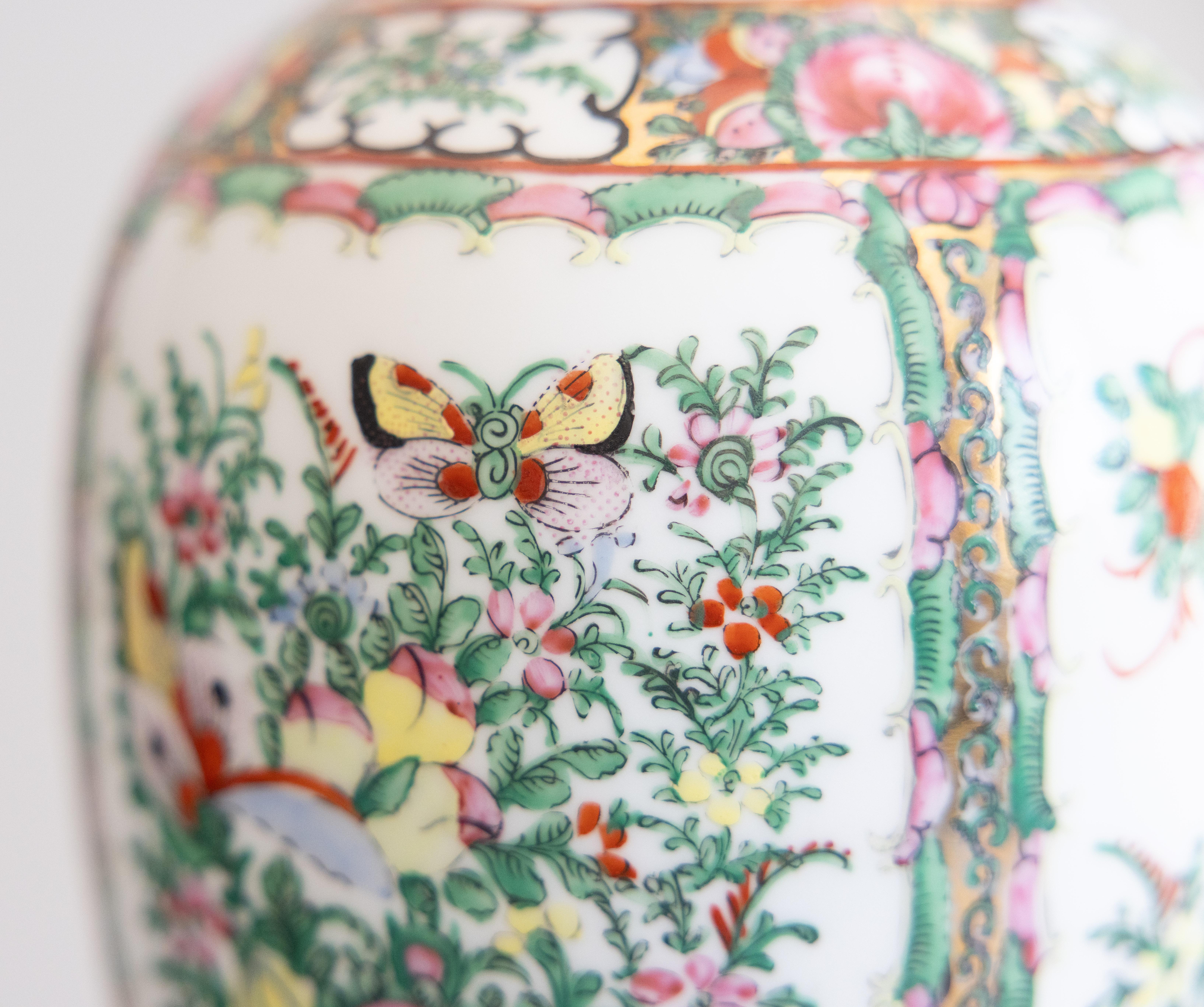 Porcellana Vaso cinese di metà secolo in porcellana Famille Rose a medaglione in vendita