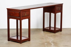Chinesischer Palisander-Schreibtisch aus der Jahrhundertmitte:: dreiteilig