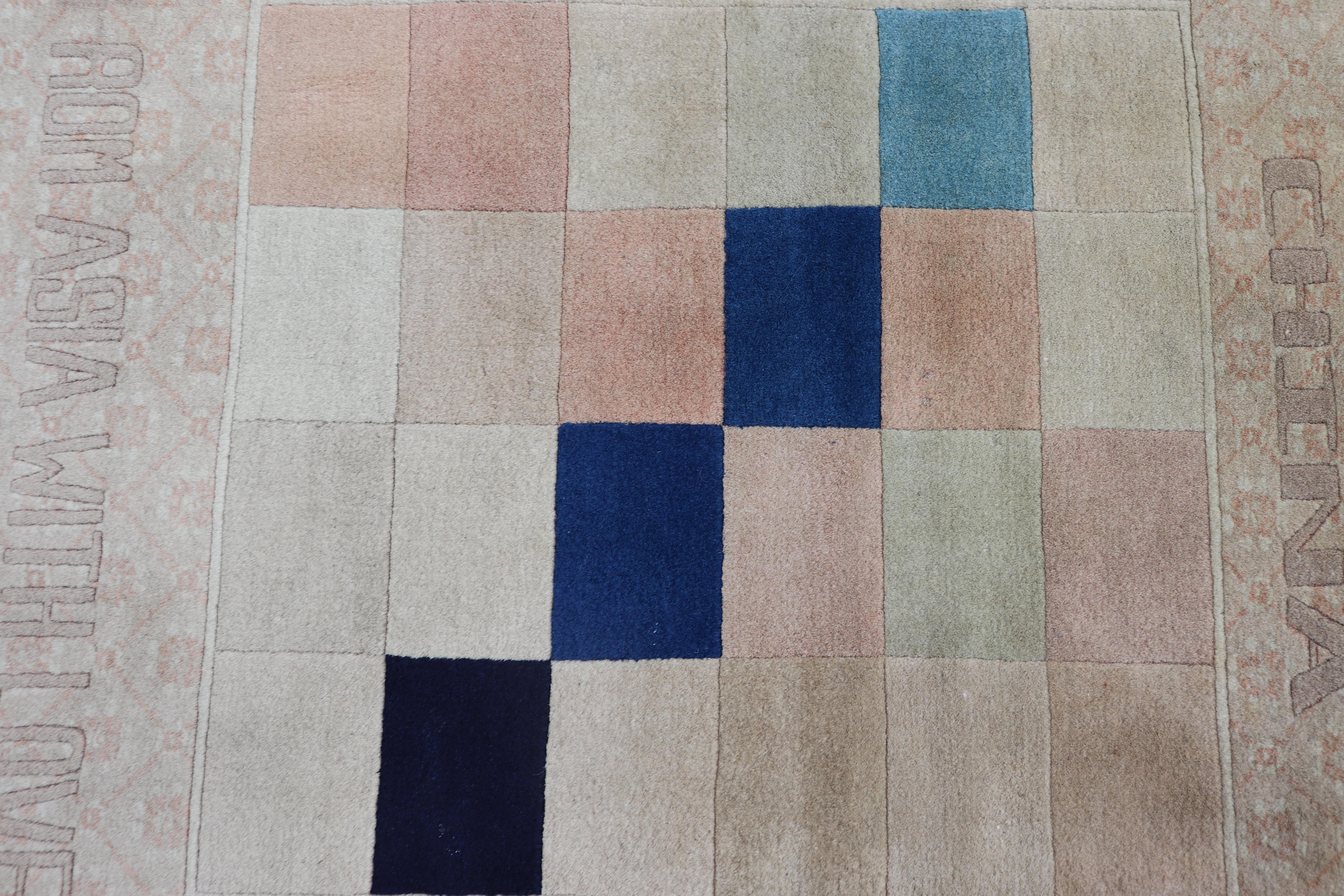 Misure: 2'0 x 4'0 
Tappeto cinese di metà secolo con design geometrico e sottili toni pastello 2'0 x 4'0 Keivan Woven Arts/ tappeto/KBE-210509, paese d'origine/tipo: Cinese / Art Deco, circa 1980

Questo tappeto cinese della metà del secolo scorso