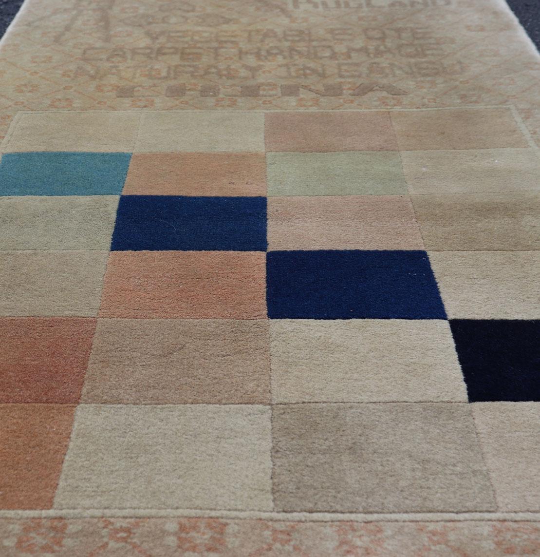 Cinese Tappeto cinese di metà secolo con design geometrico e sottili toni pastello 2'0 x 4'0 in vendita
