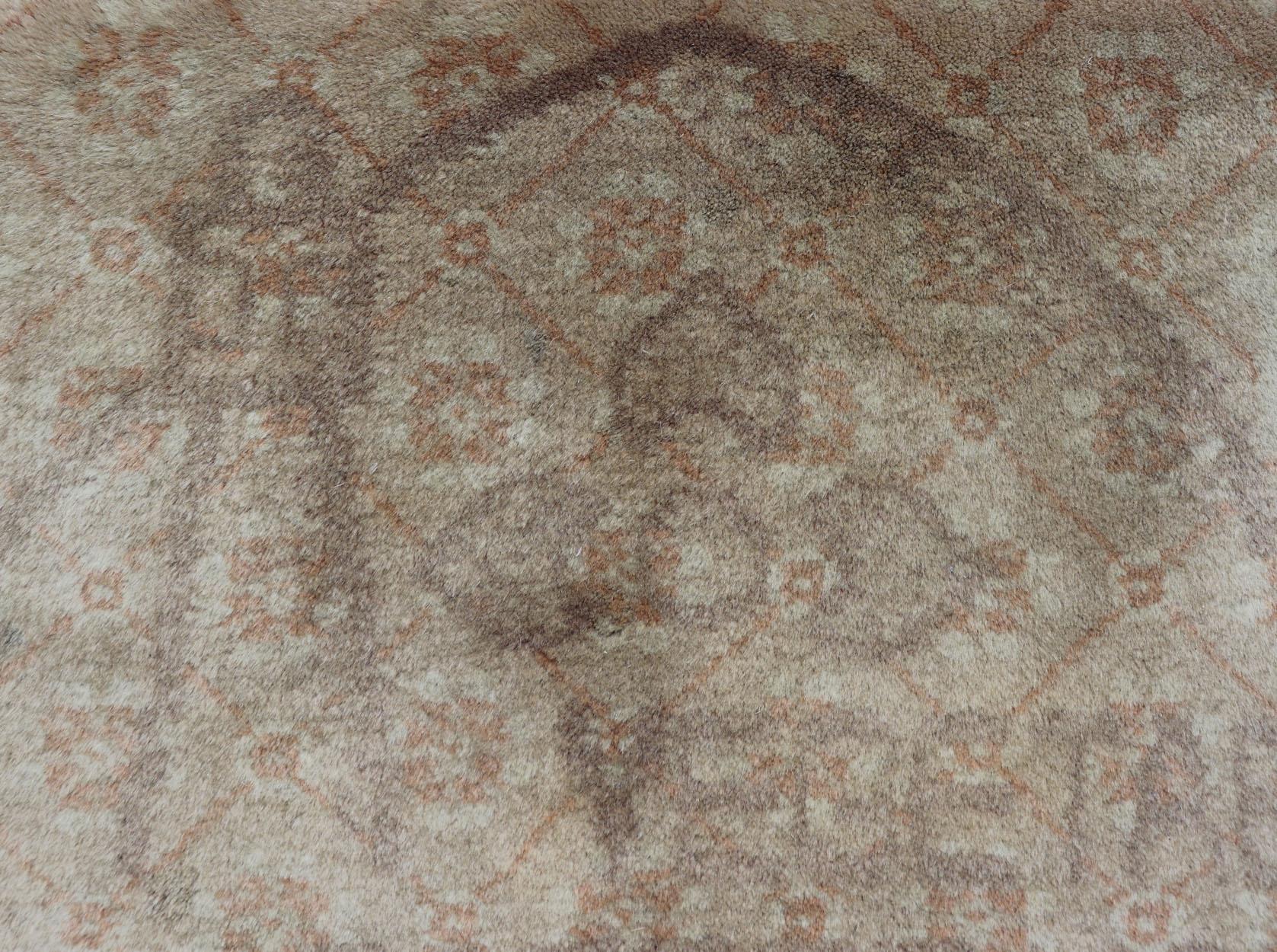 Tappeto cinese di metà secolo con design geometrico e sottili toni pastello 2'0 x 4'0 In condizioni buone in vendita a Atlanta, GA