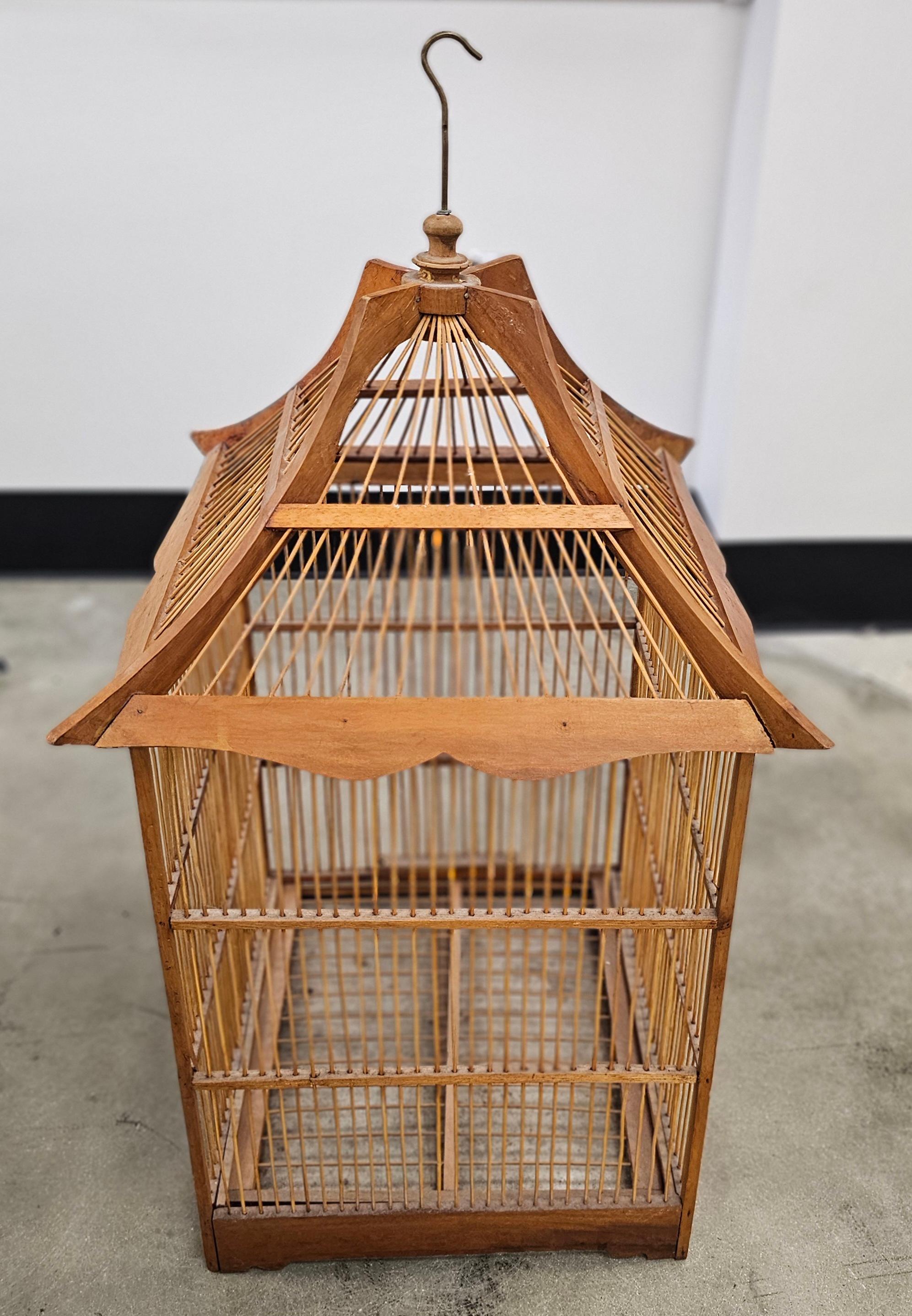 Exportation chinoise Cage à oiseaux en teck de style chinois du milieu du siècle en vente