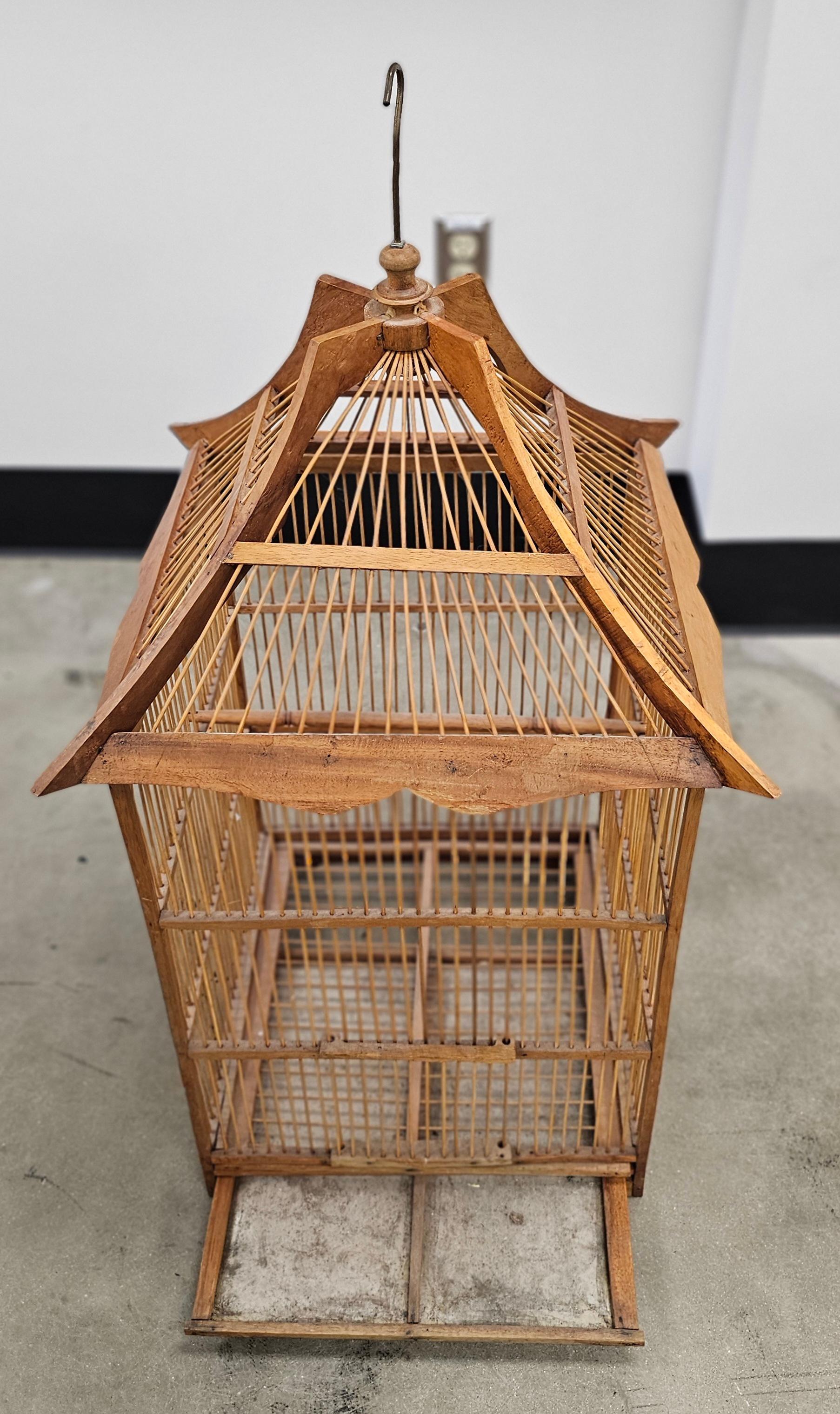 Tacheté Cage à oiseaux en teck de style chinois du milieu du siècle en vente