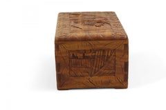 Scatola cinese di metà secolo con cerniera intagliata e design scenico