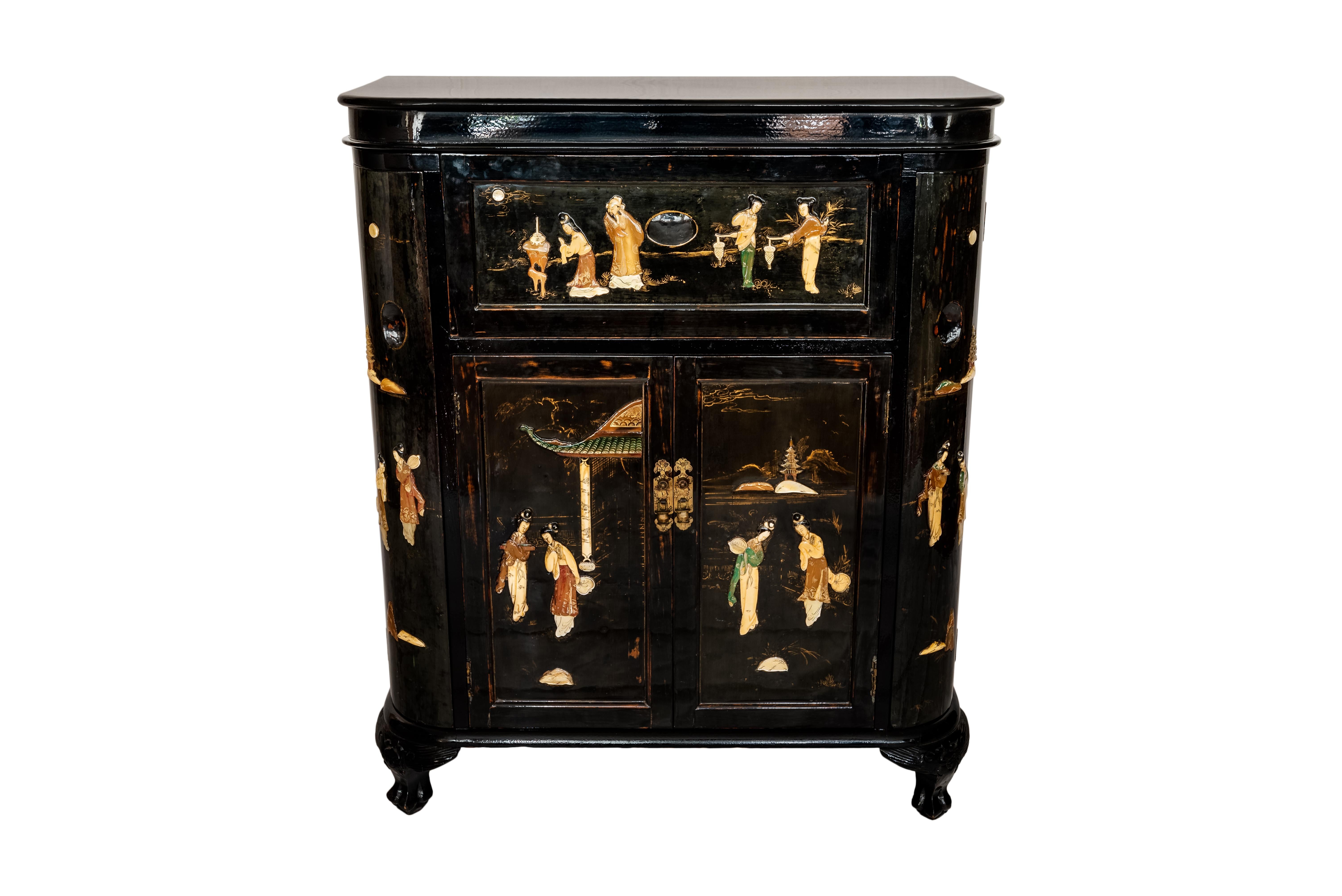 Mid-Century Chino-Portuguese Inlaid Decorated Mahogany Dry Bar, Drinks Cabinet, Black Lacquered Wood

A midcentury chino-portuguese mahogany lacquer dry bar, drinks or side cabinet, inlaid with soap stone, depicting classical Chinese scenes set on a