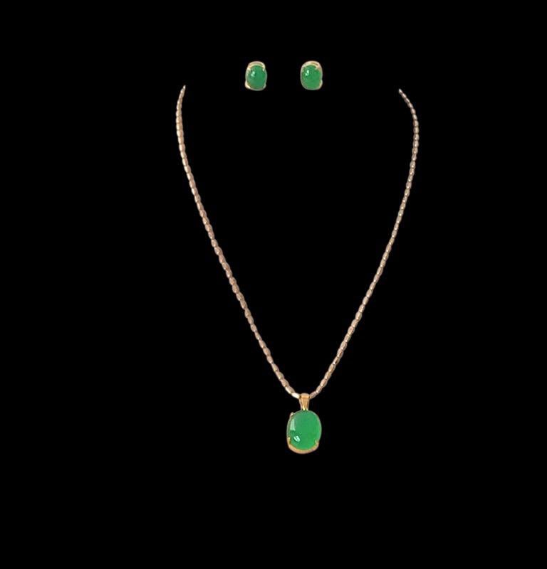 Mid-Century Chinois Chrysoprase Pendant Set in Gold with Matching Earrings In Excellent Condition For Sale In Pahrump, NV