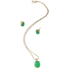 Vintage Mid-Century Chinois Chrysoprase Pendant Set in Gold with Matching Earrings