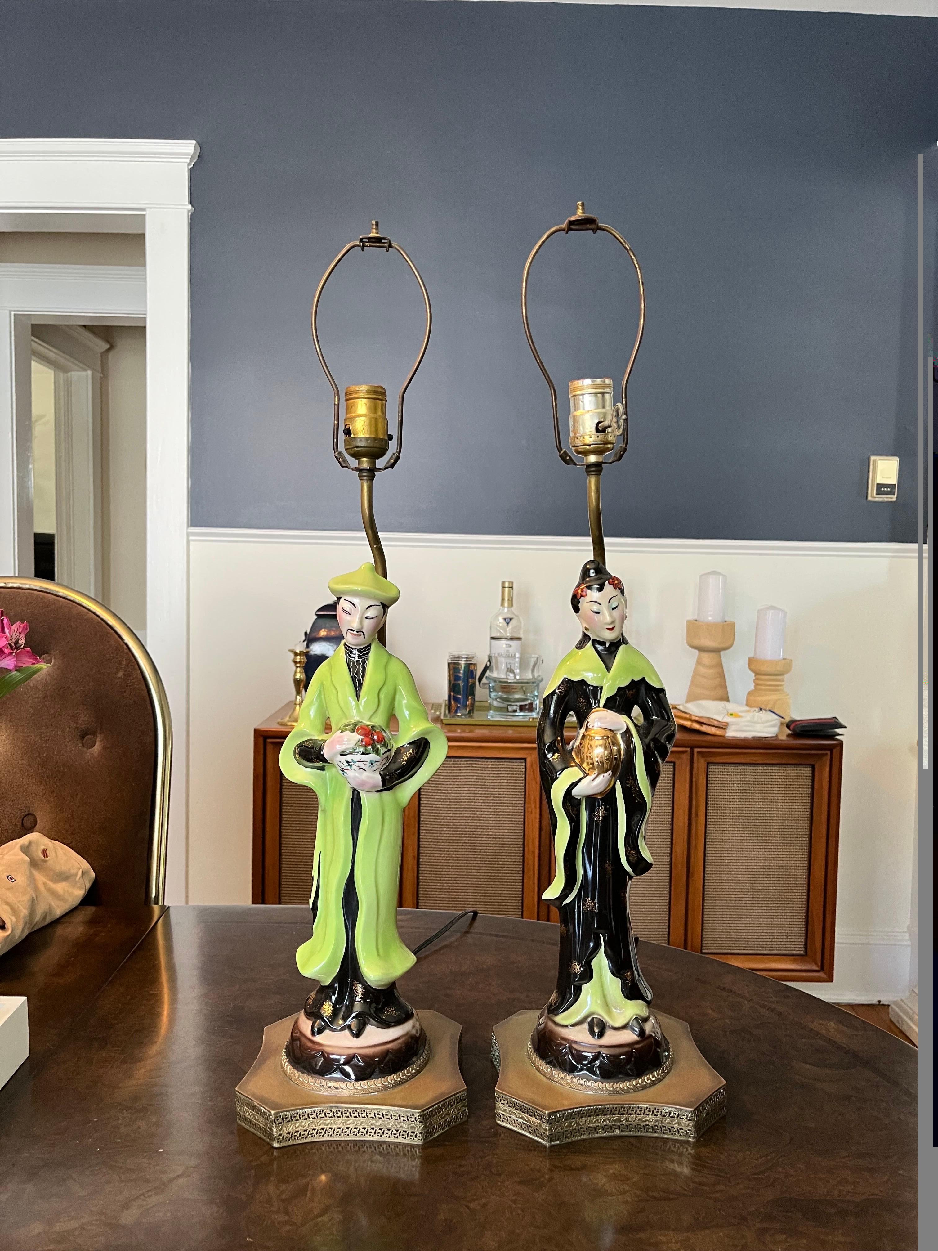Lampes à figures masculines et féminines peintes de manière vibrante, avec base en filigrane en laiton.  