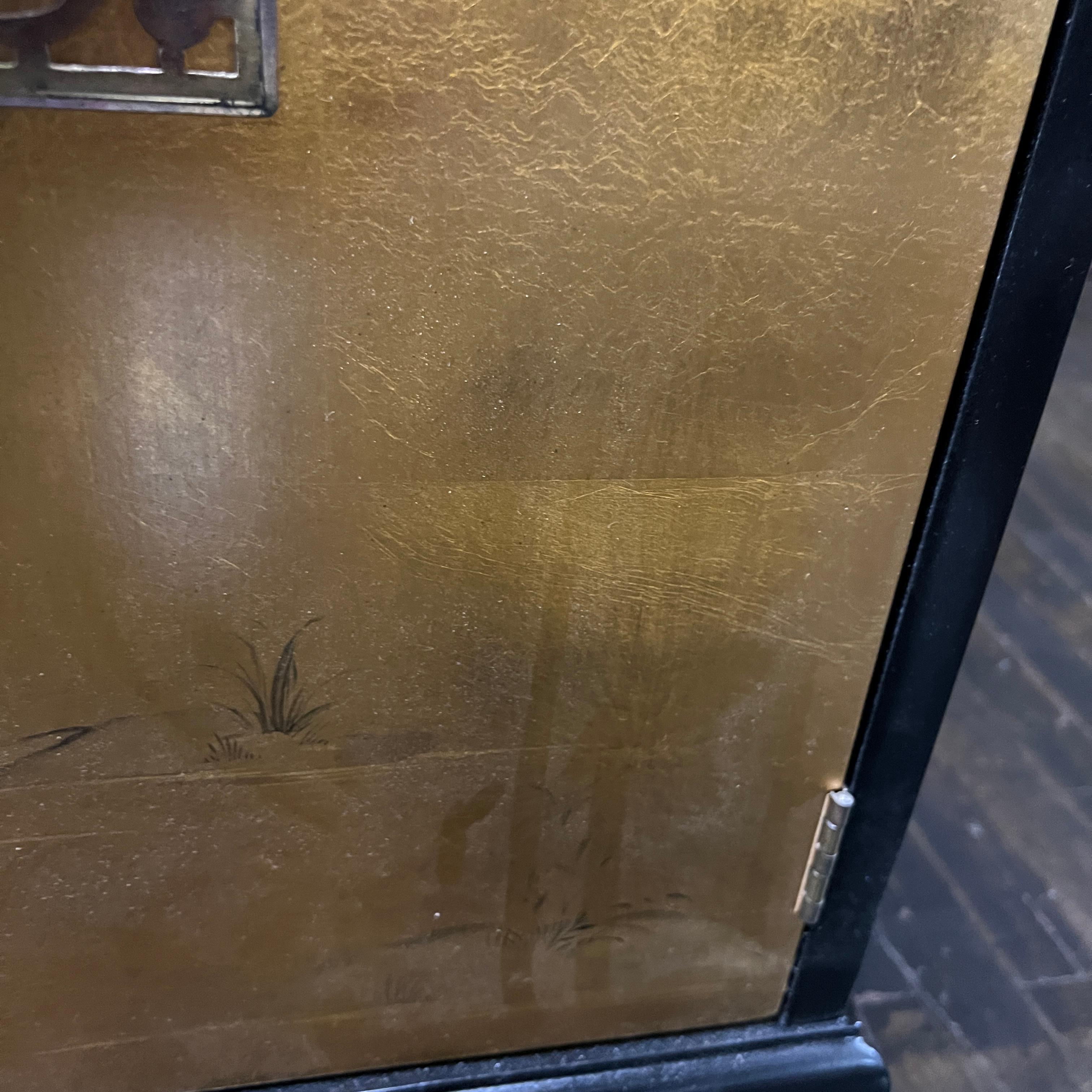 Armoire chinoiseries du milieu du siècle dernier laquée noire avec portes peintes dorées en vente 2