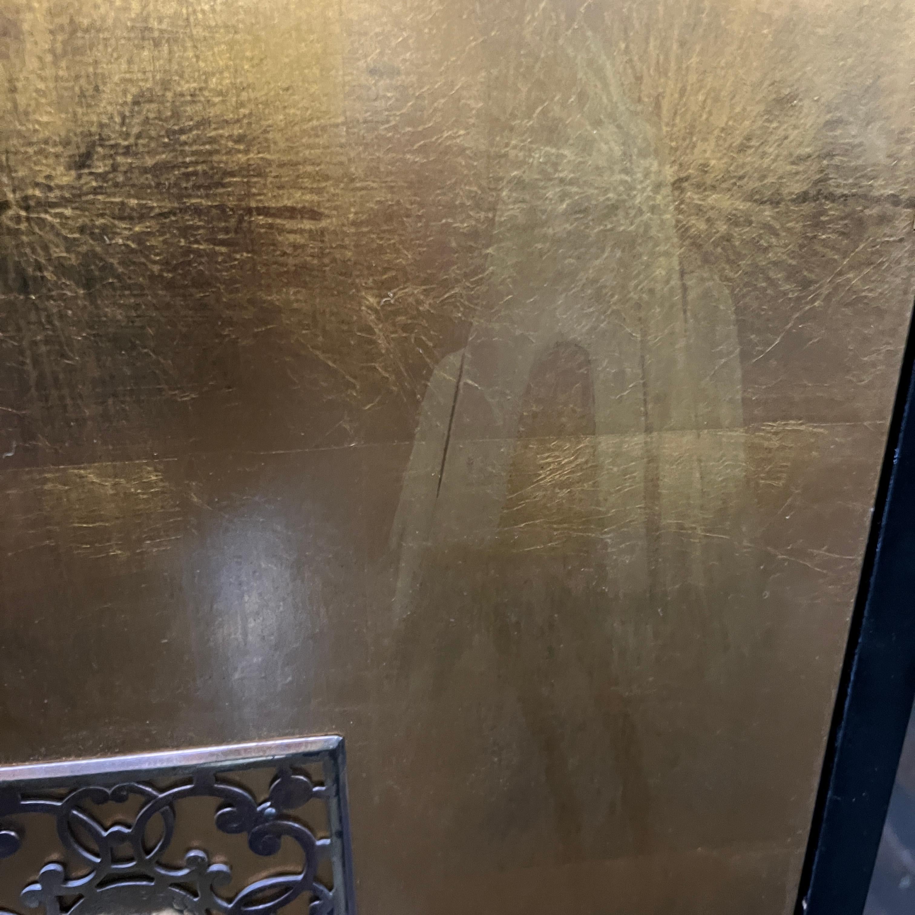 Armoire chinoiseries du milieu du siècle dernier laquée noire avec portes peintes dorées en vente 3