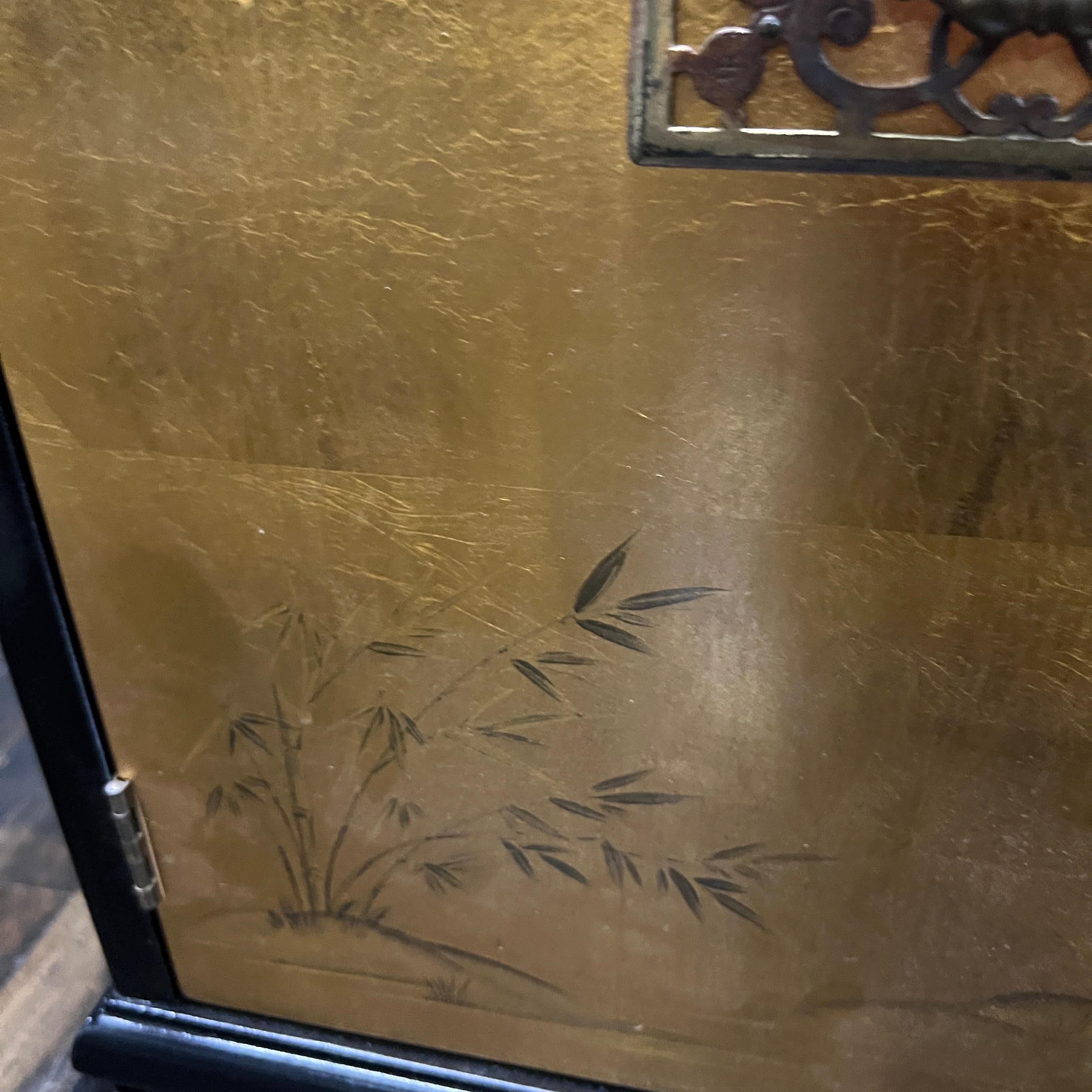 20ième siècle Armoire chinoiseries du milieu du siècle dernier laquée noire avec portes peintes dorées en vente