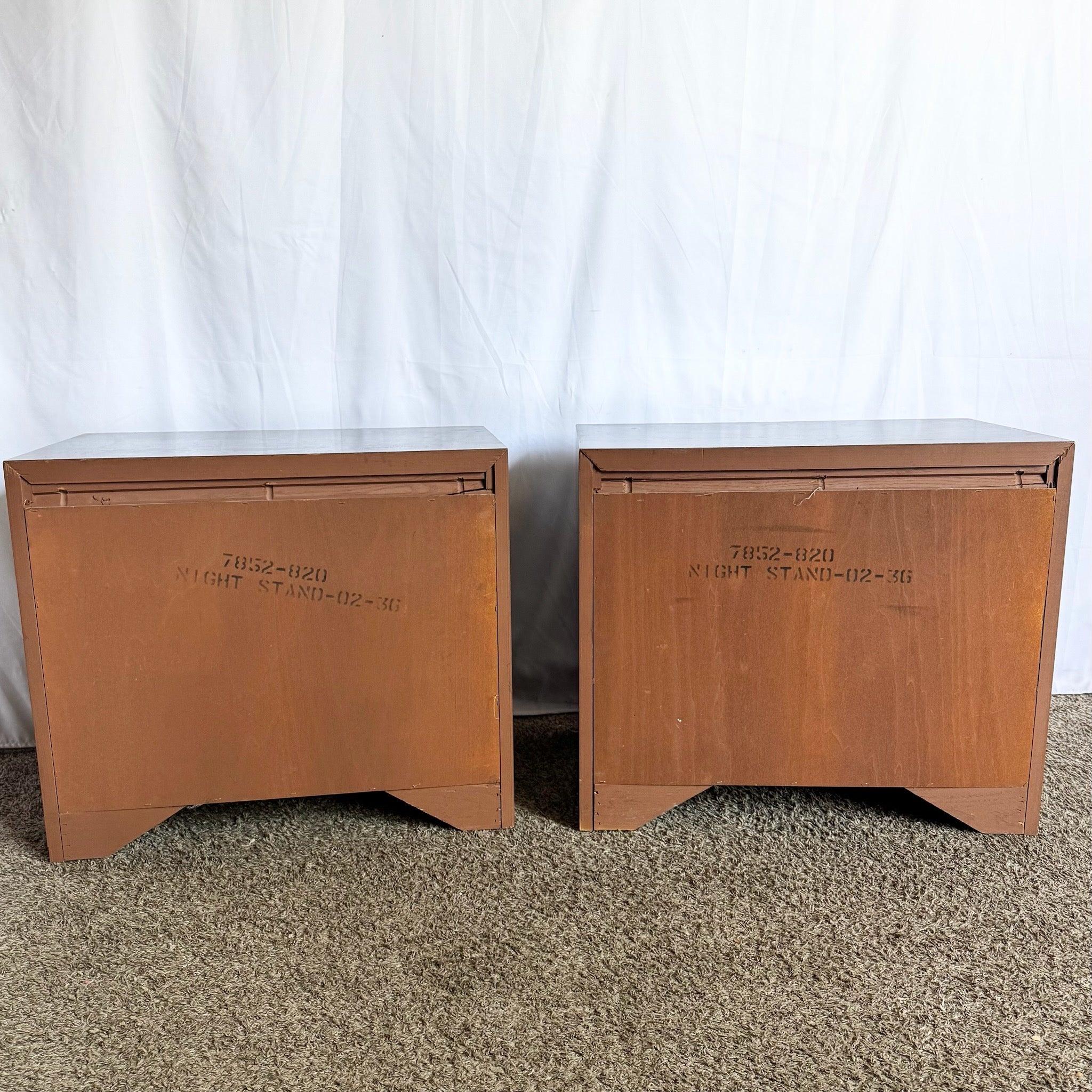 Mid Century Chinoiserie Burl Wood Nighstands w/ Accents by Thomasville - A Pair In Good Condition For Sale In Delray Beach, FL