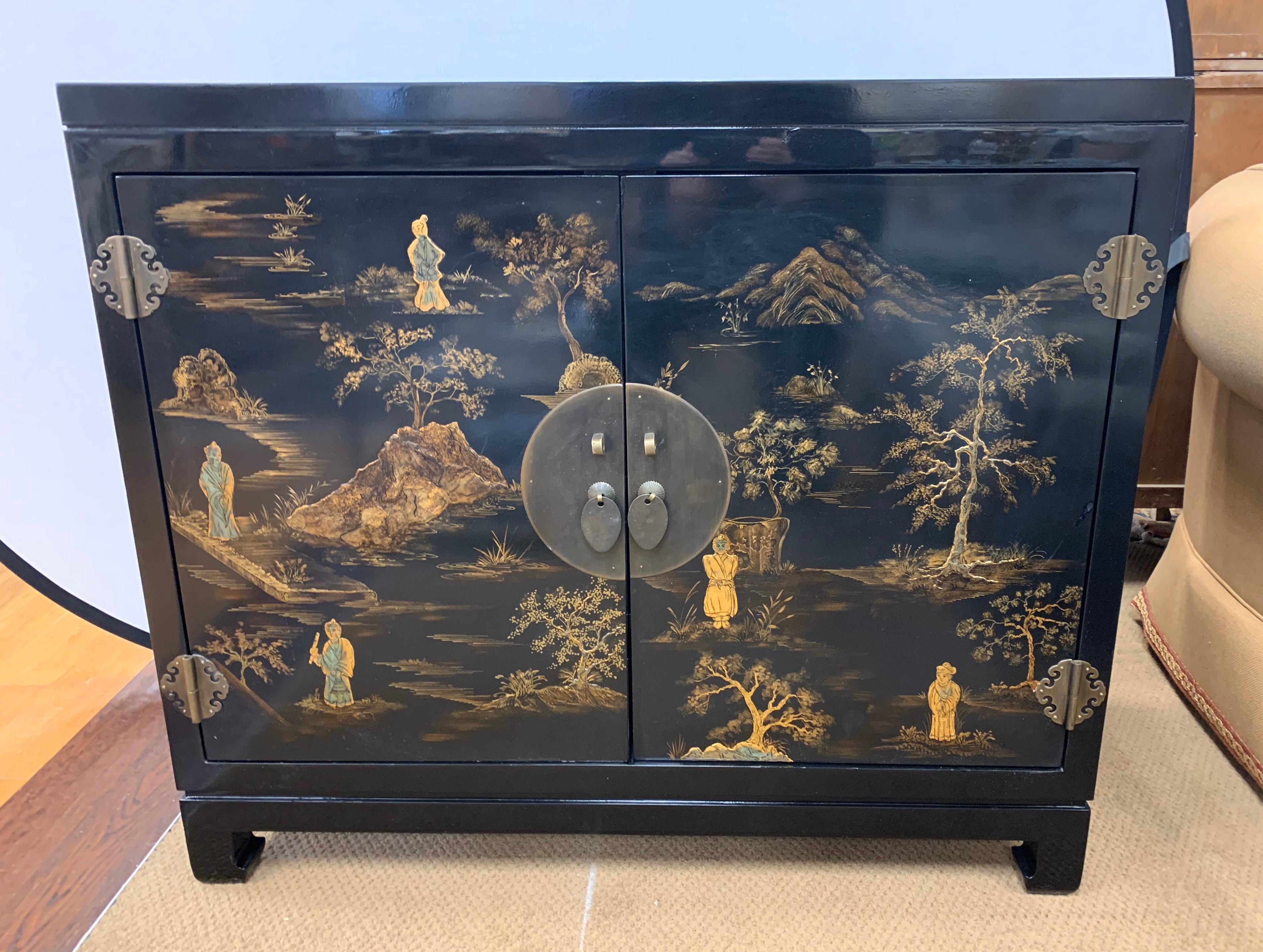 Chinese Export Black Laquer and Gilt Chinoiserie Cabinet Server Credenza Chest In Good Condition In West Hartford, CT