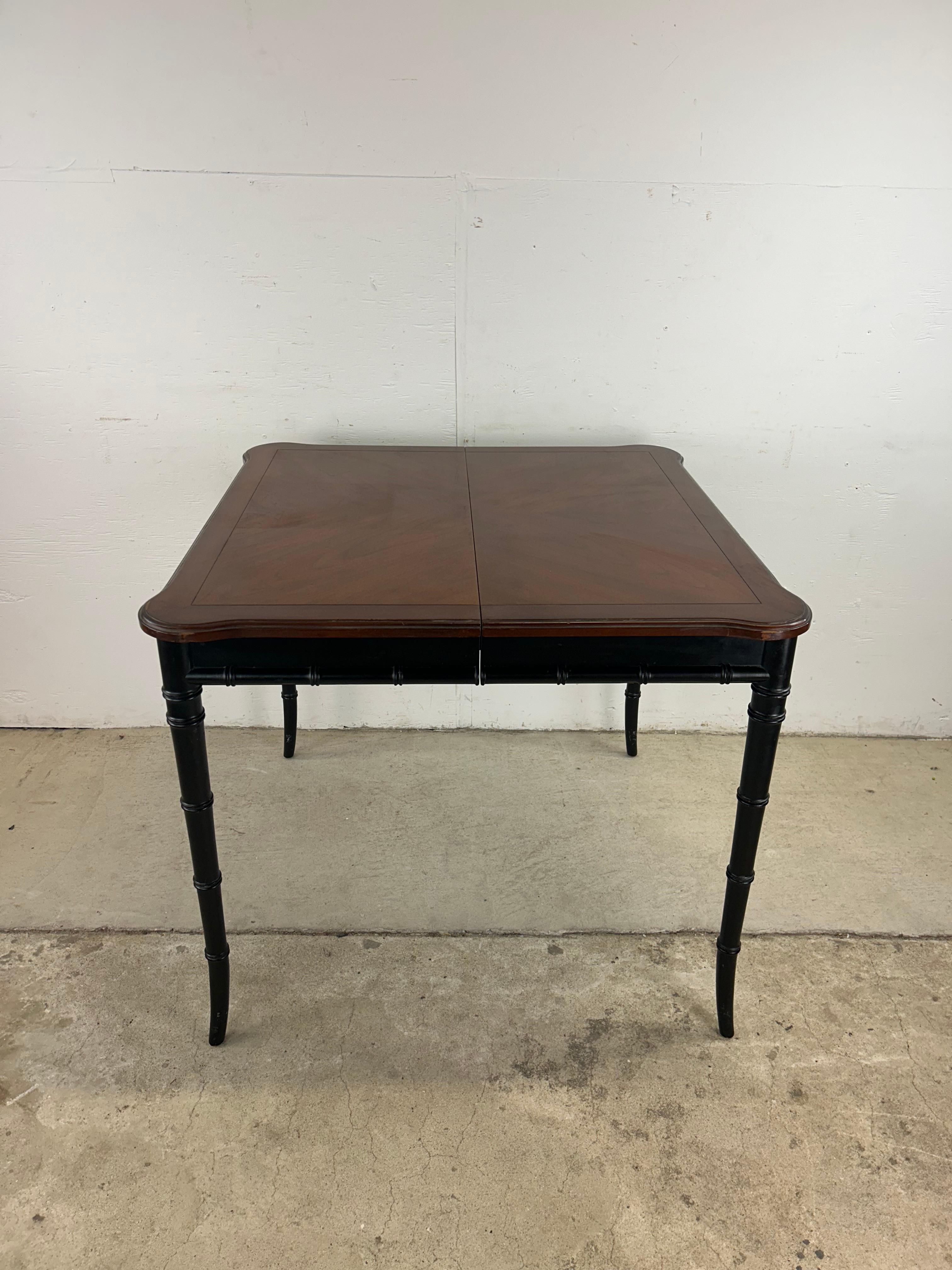 Esta mesa de comedor chinoiserie de mediados de siglo presenta una estructura de madera noble, un hermoso tablero de nogal con acabado original, patas de bambú pintadas de negro y dos hojas ocultas.

Anchura de la hoja: 13 

Dimensiones: 34an 34d