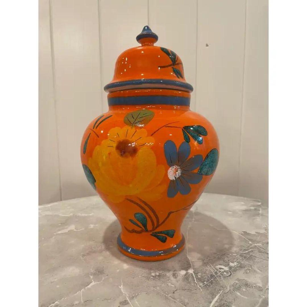 Jarre à gingembre du milieu du siècle en poterie italienne à couvercle orange, peinte à la main et de style Chinoiserie en vente 3