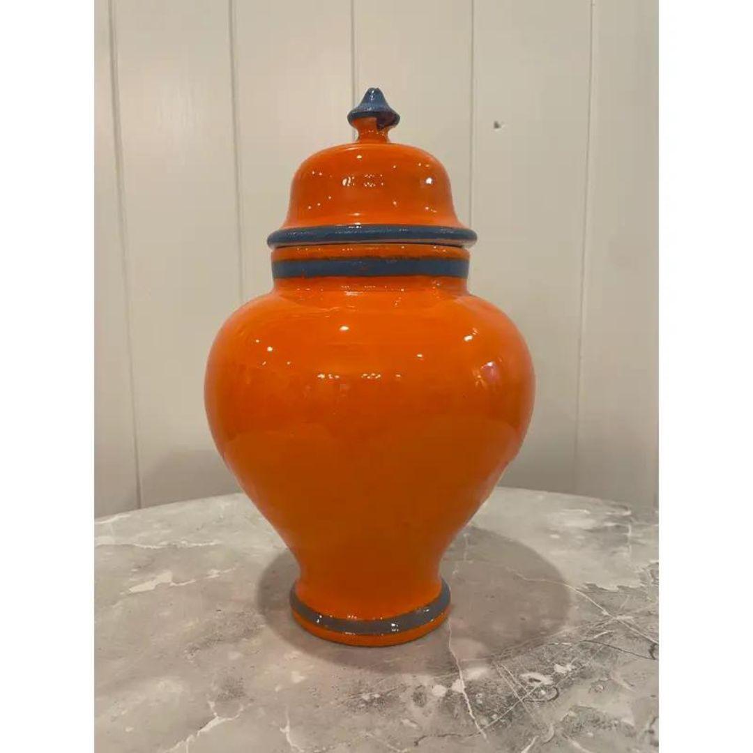 Jarre à gingembre exquise en poterie italienne orange du milieu du siècle Chinoiserie. Détails de fleurs peints à la main, couvercle.