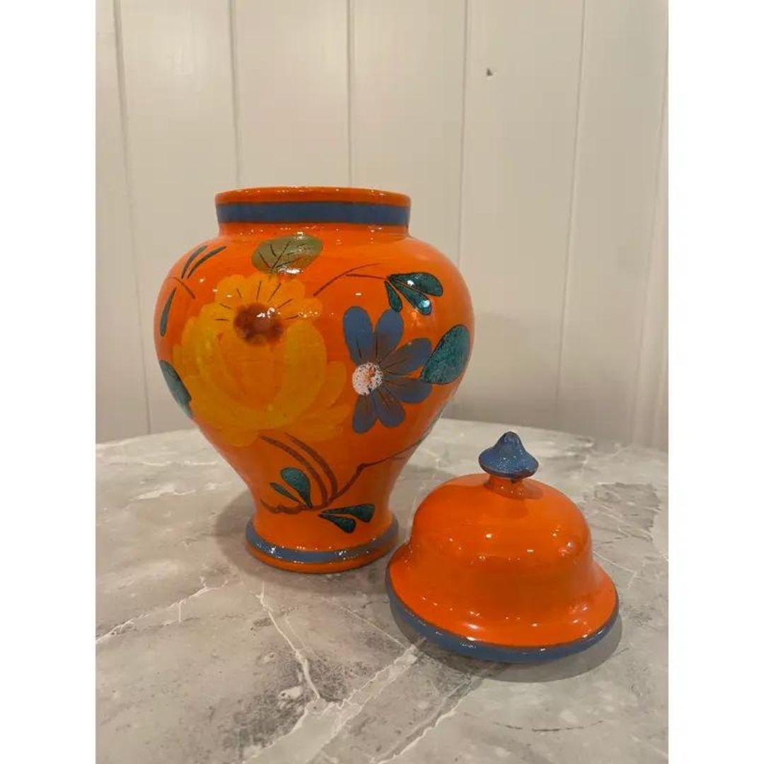 Inconnu Jarre à gingembre du milieu du siècle en poterie italienne à couvercle orange, peinte à la main et de style Chinoiserie en vente