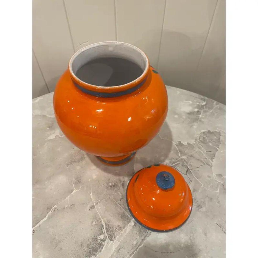 Céramique Jarre à gingembre du milieu du siècle en poterie italienne à couvercle orange, peinte à la main et de style Chinoiserie en vente
