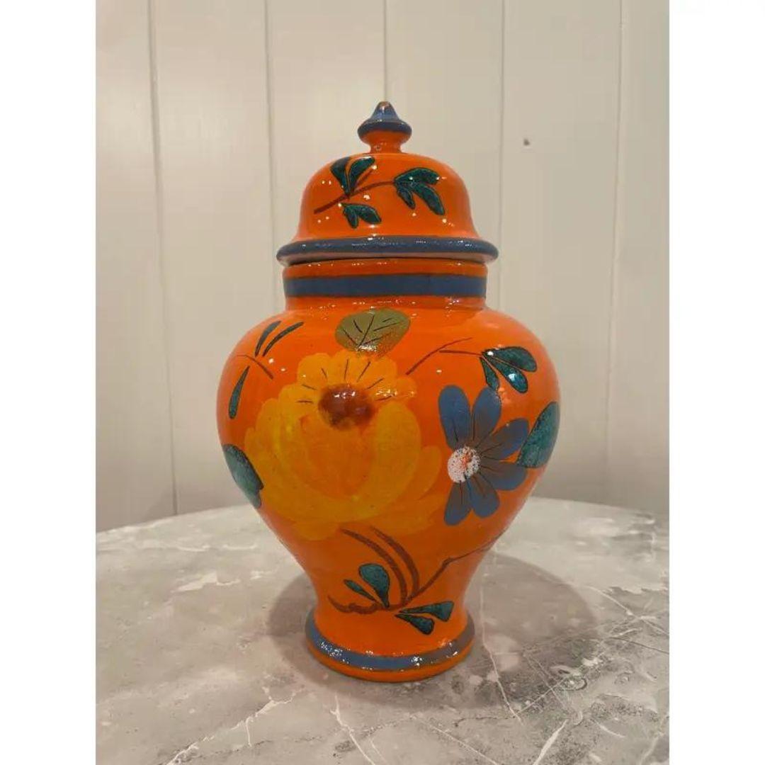 Jarre à gingembre du milieu du siècle en poterie italienne à couvercle orange, peinte à la main et de style Chinoiserie en vente 2