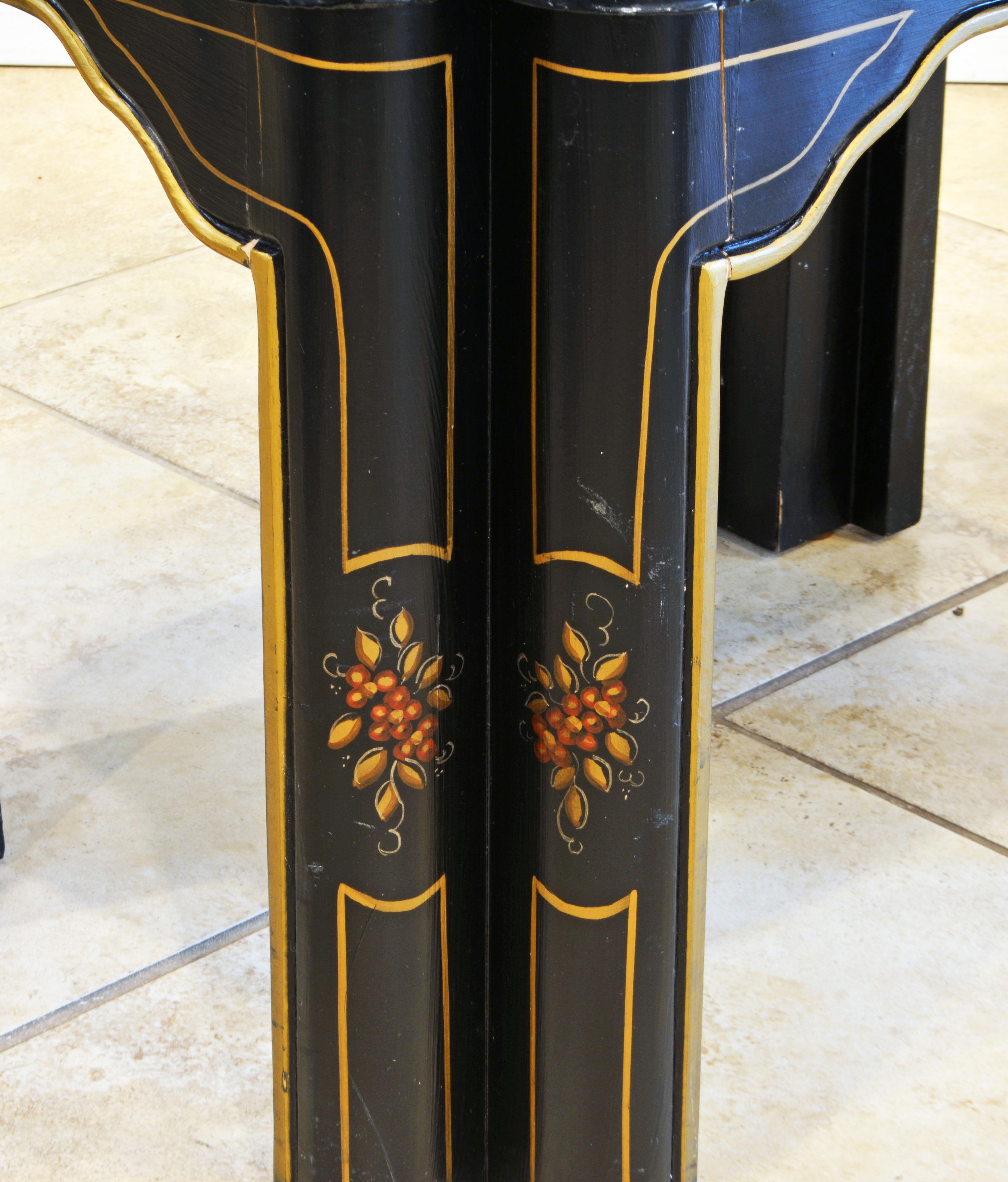 Mid Century Chinoiserie Regency Style Lacquered Brass Tray Top Occasional Table In Good Condition In Ft. Lauderdale, FL