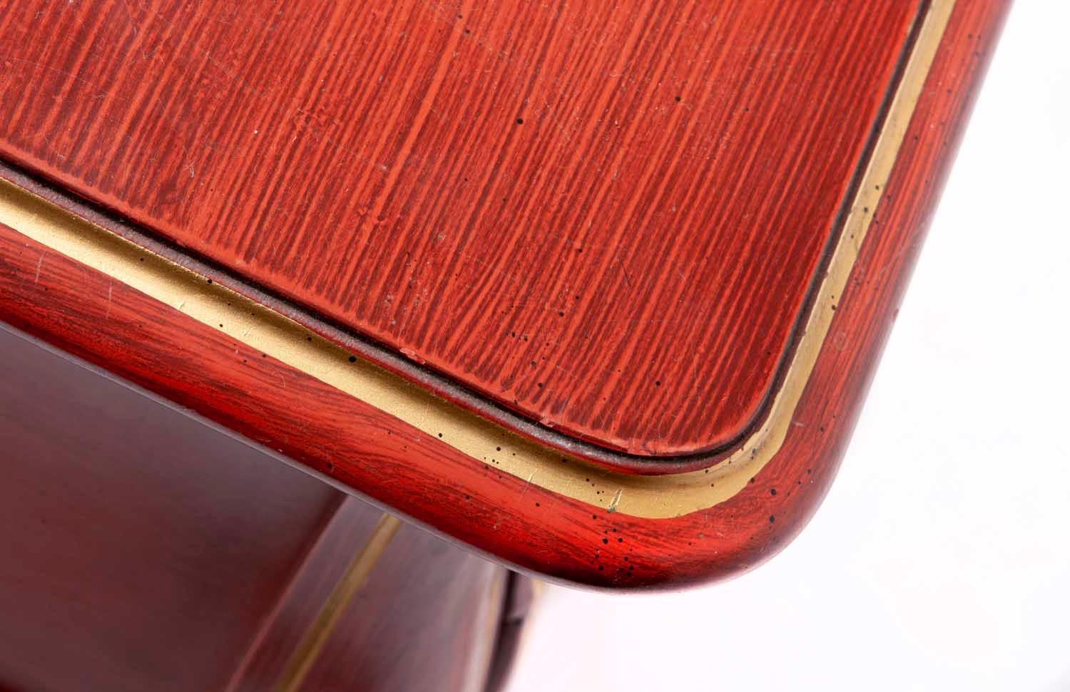 Un beau coffre à trois tiroirs d'un mètre de haut, peint en rouge avec des garnitures dorées, était très populaire à l'époque du vintage ou du milieu du siècle. Avec ses pieds cabriole, ses panneaux latéraux et ses poignées de tiroir françaises