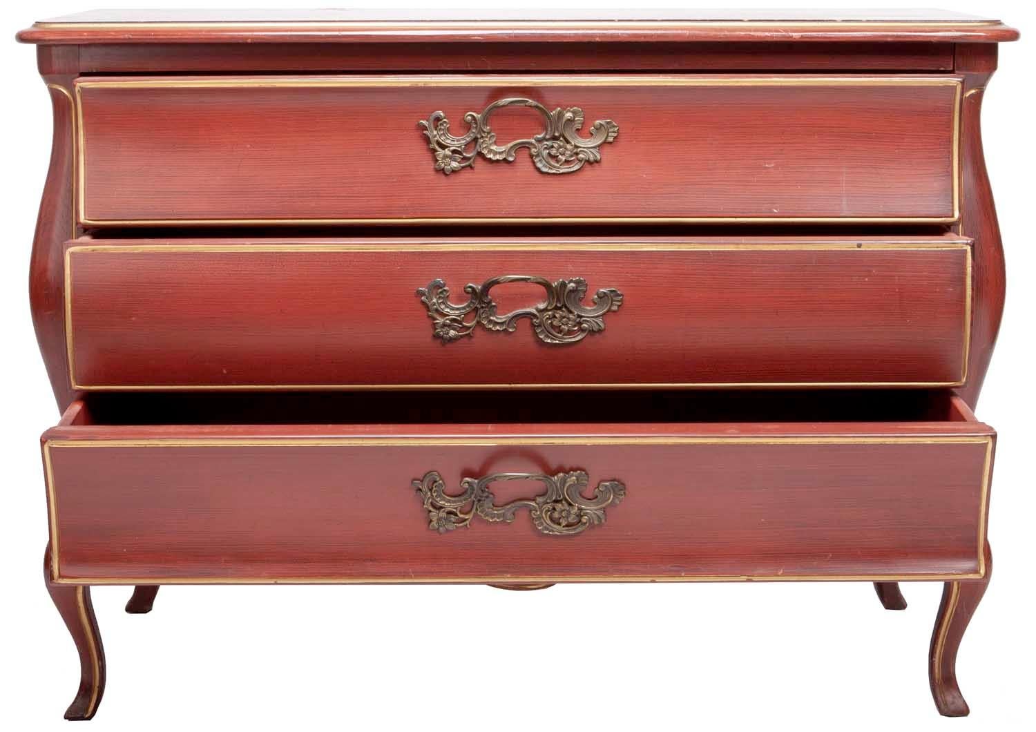 Bois Commode à lingerie rouge avec garniture dorée, style chinoiseries, milieu du siècle dernier en vente