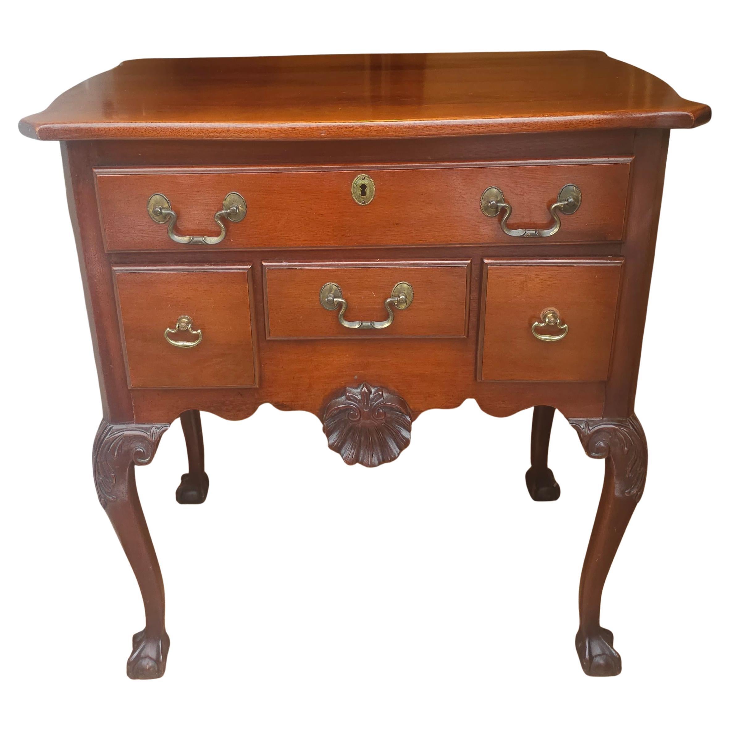 Cassapanca Chippendale del metà del secolo scorso in mogano con Ball and Ball e Claw